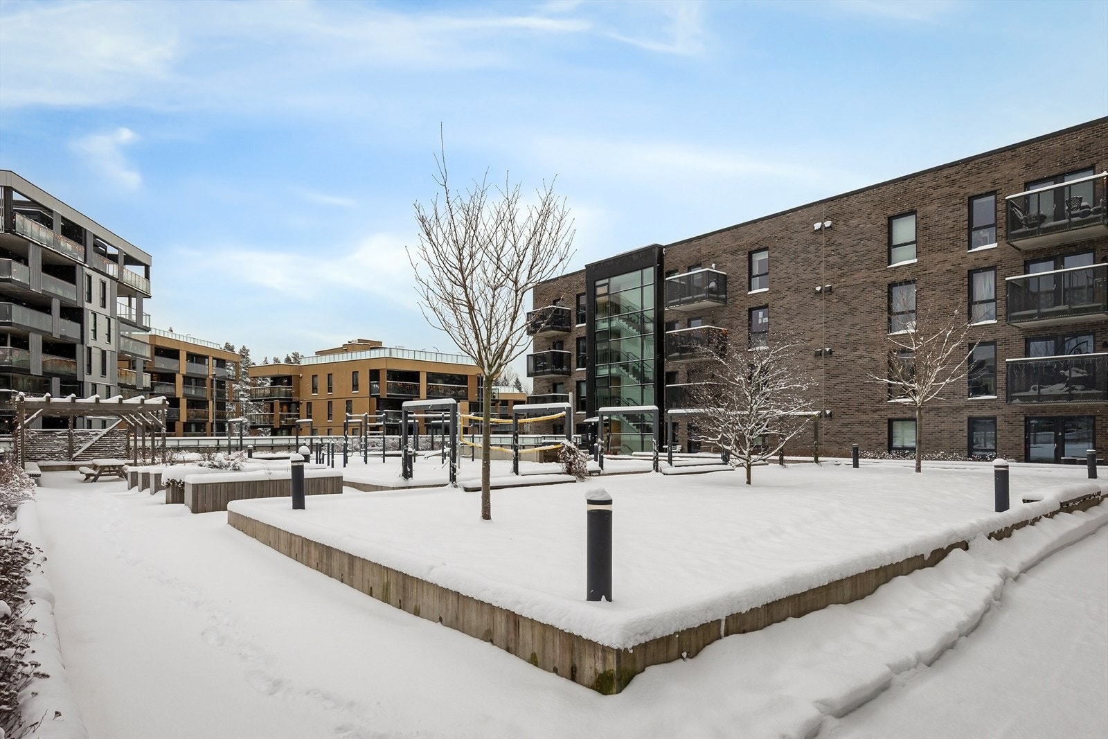 Flotte fellesarealer med tufte park og sandvolleyballbane. Galleribilde
