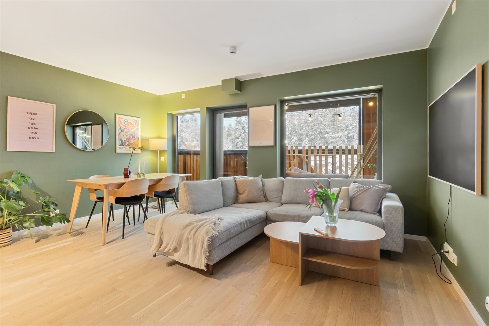 Utgang fra stuen til vestvendt balkong. Galleribilde