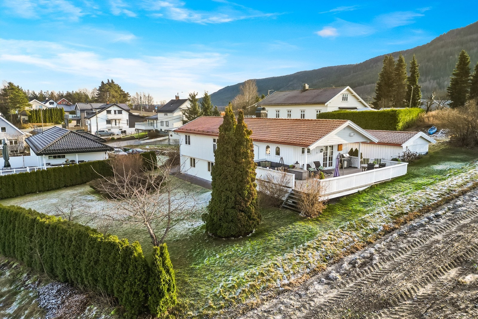 Omkringliggende landbruksarealer rundt to sider av tomta Galleribilde