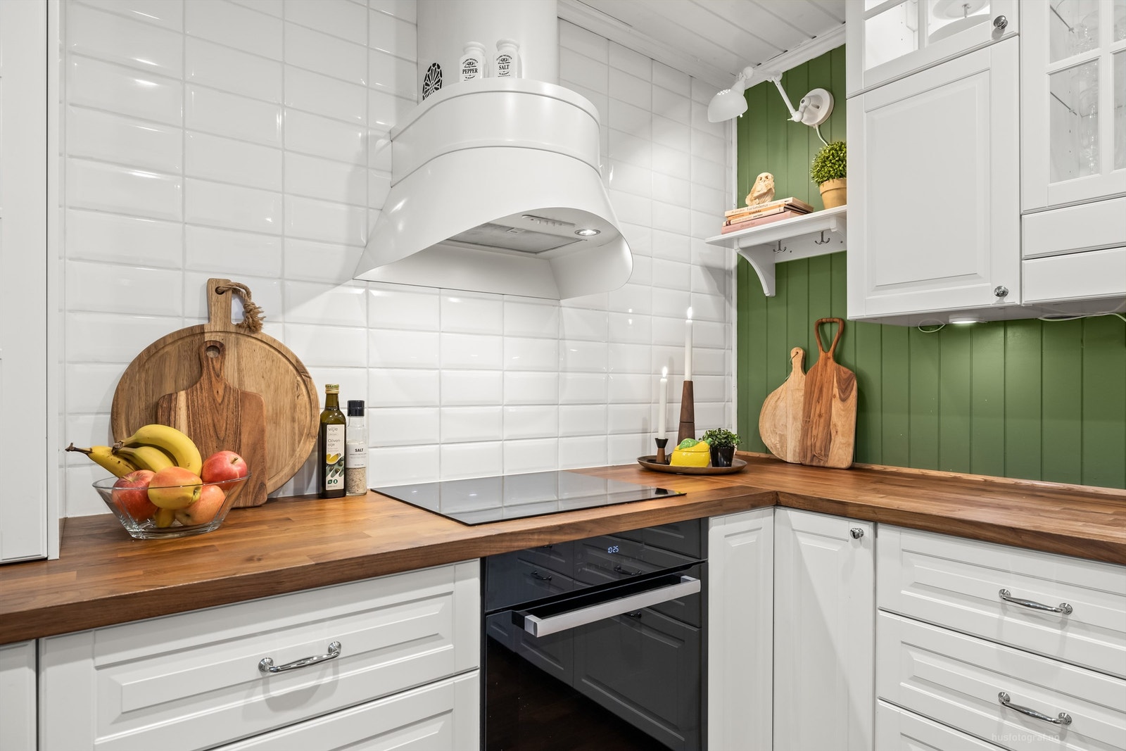 Flislagt felt på vegg ved stekeområde og oppvaskområde Galleribilde