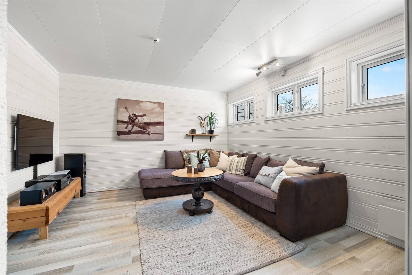 Innvendige overflater i underetasjen: Laminat på gulv. Panelplater, panel og malte vegger. Plater og panel i himling. Galleribilde