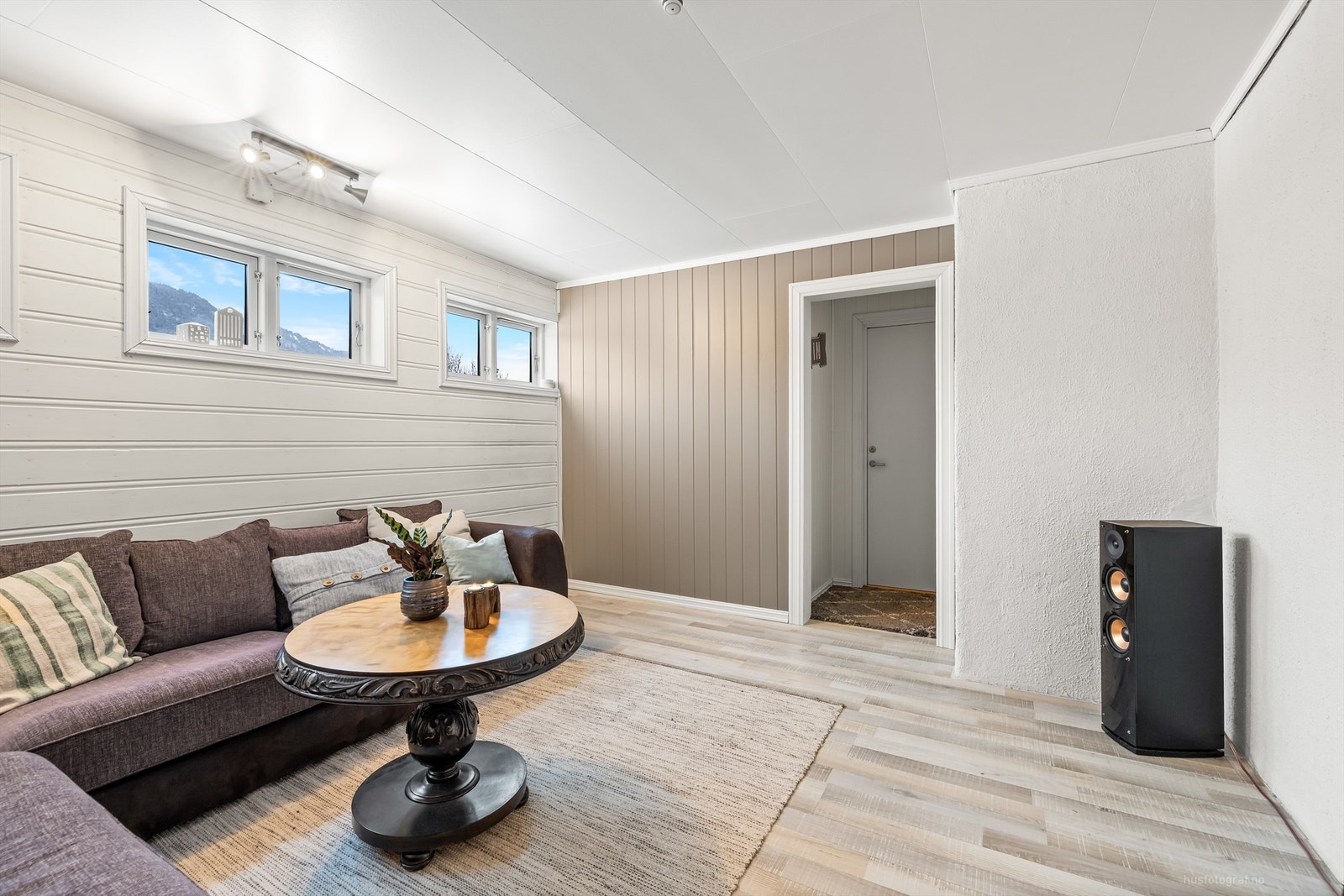 I underetasjen er det i tillegg en hyggelig kjellerstue/soverom med sofaområde Galleribilde