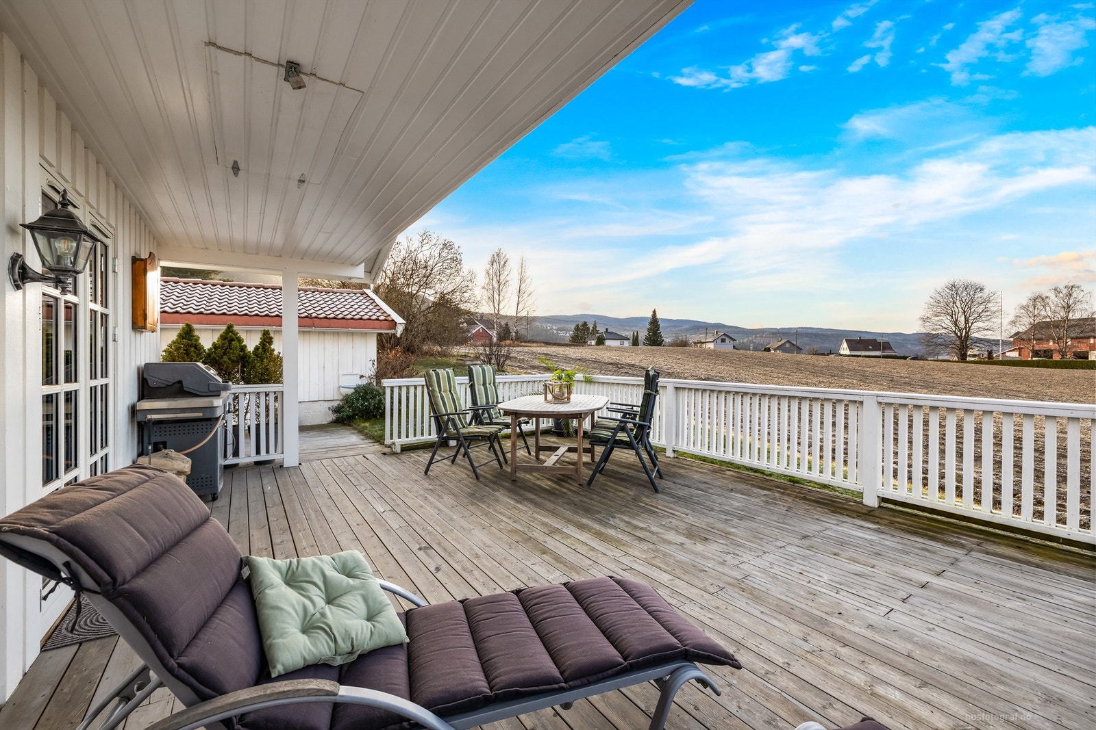 Uteplassene har sol fra ca. kl. 05.00 til 22.00 (midtsommerstid) iflg. selger Galleribilde