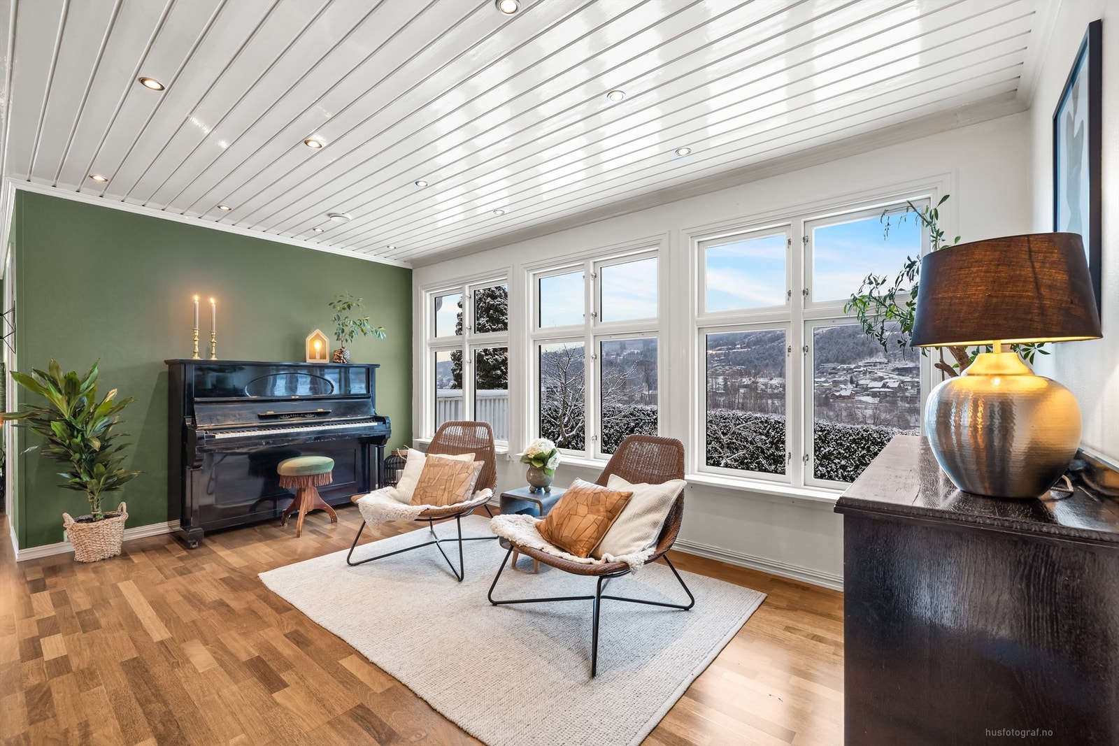 Downlights i tak over sittegruppe og gulvvarme i deler av rommet Galleribilde