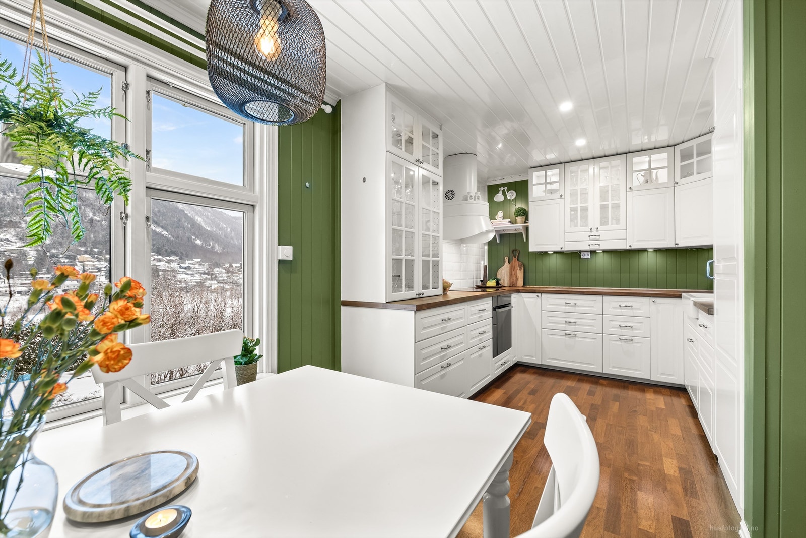 Over- og underskap samt vitrineskap i hvit utførelse Galleribilde