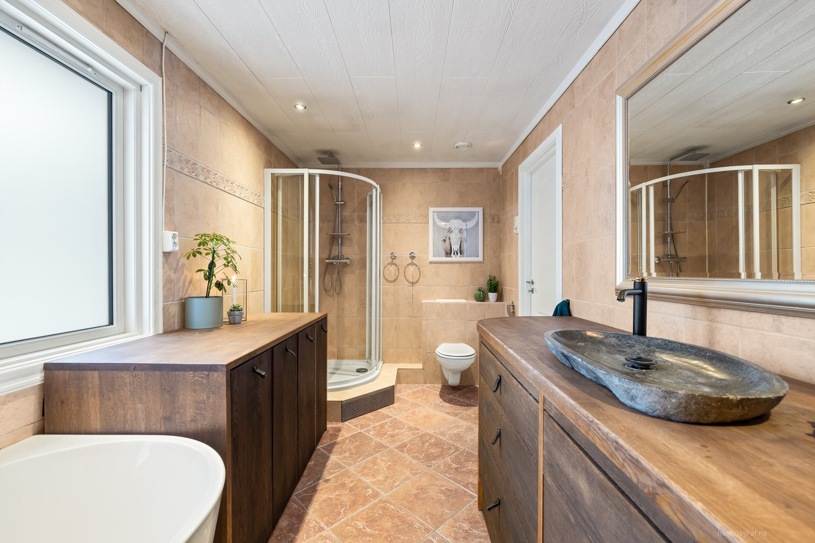 Pent bad fra 2004 med en lun utførelse i 1. etasje Galleribilde