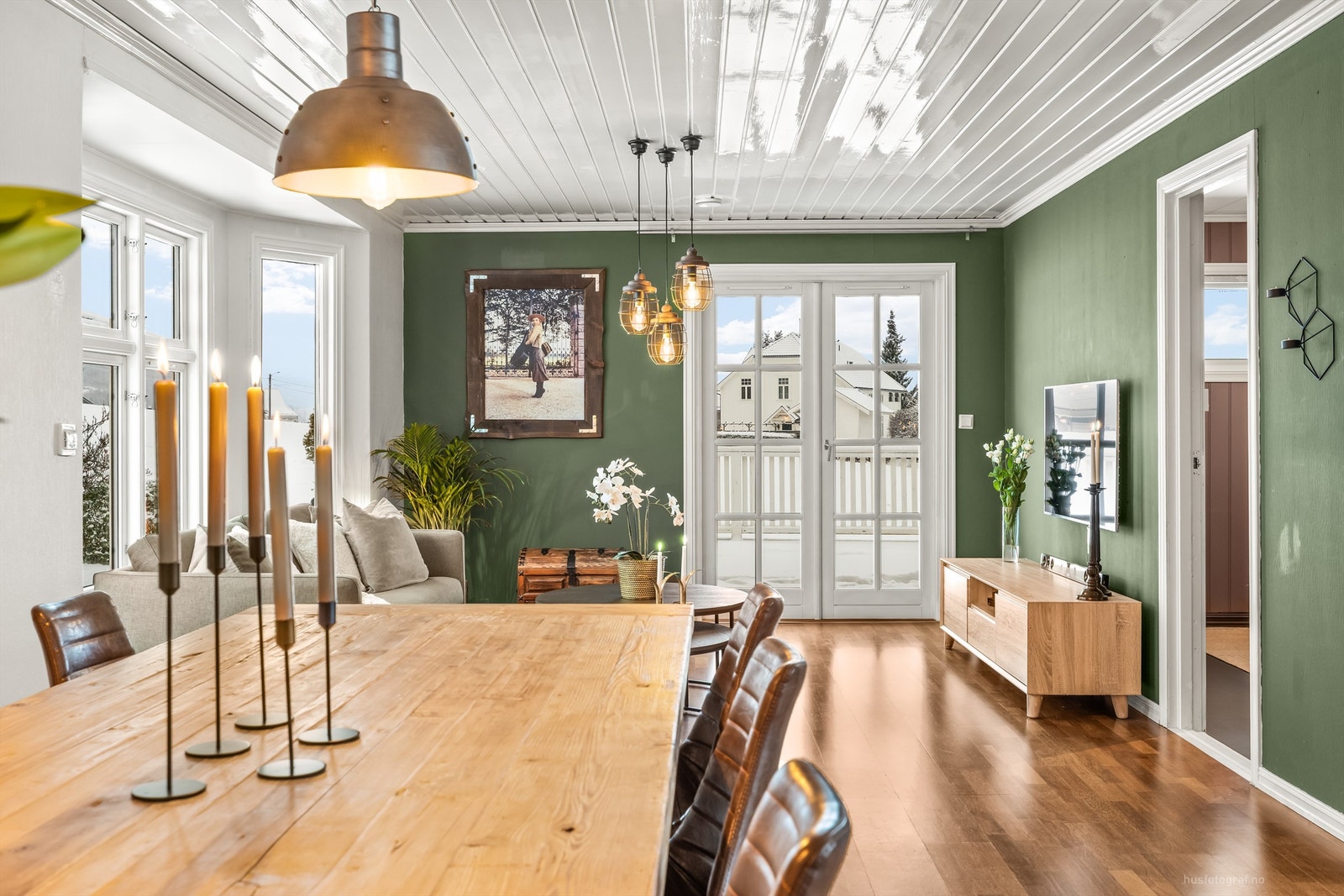 Stue med sofaområde, spiseplass og sittegruppe Galleribilde