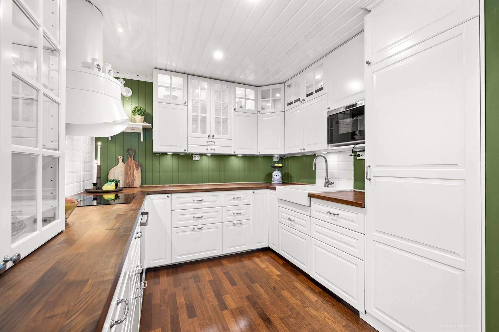 Klassisk og profilert IKEA-kjøkkeninnredning fra 2014 med integrerte hvitevarer Galleribilde