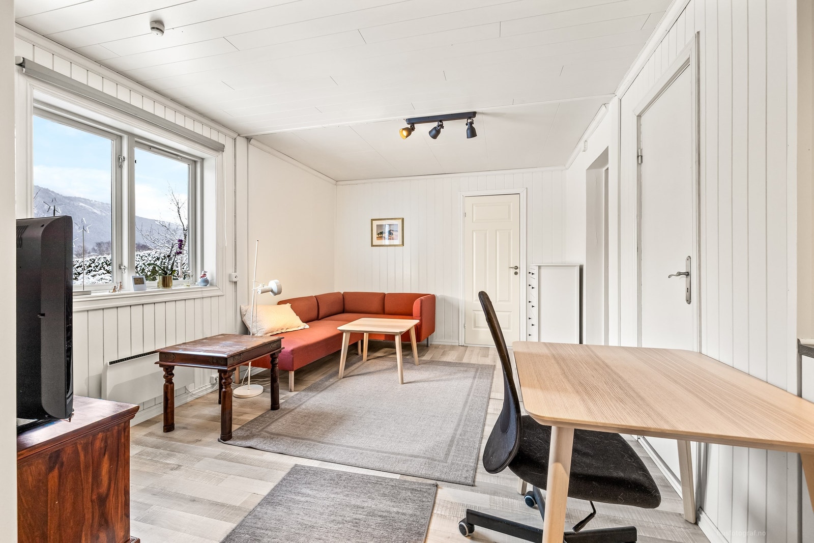 Åpen kjøkken-/stueløsning med sofaområde og kontorplass - Hybel Galleribilde