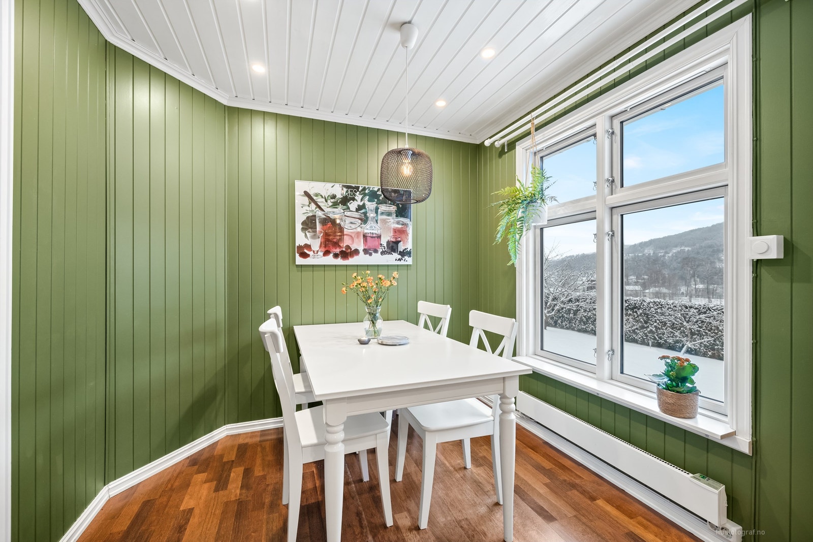 Mulighet for spiseplass i enden av rommet Galleribilde