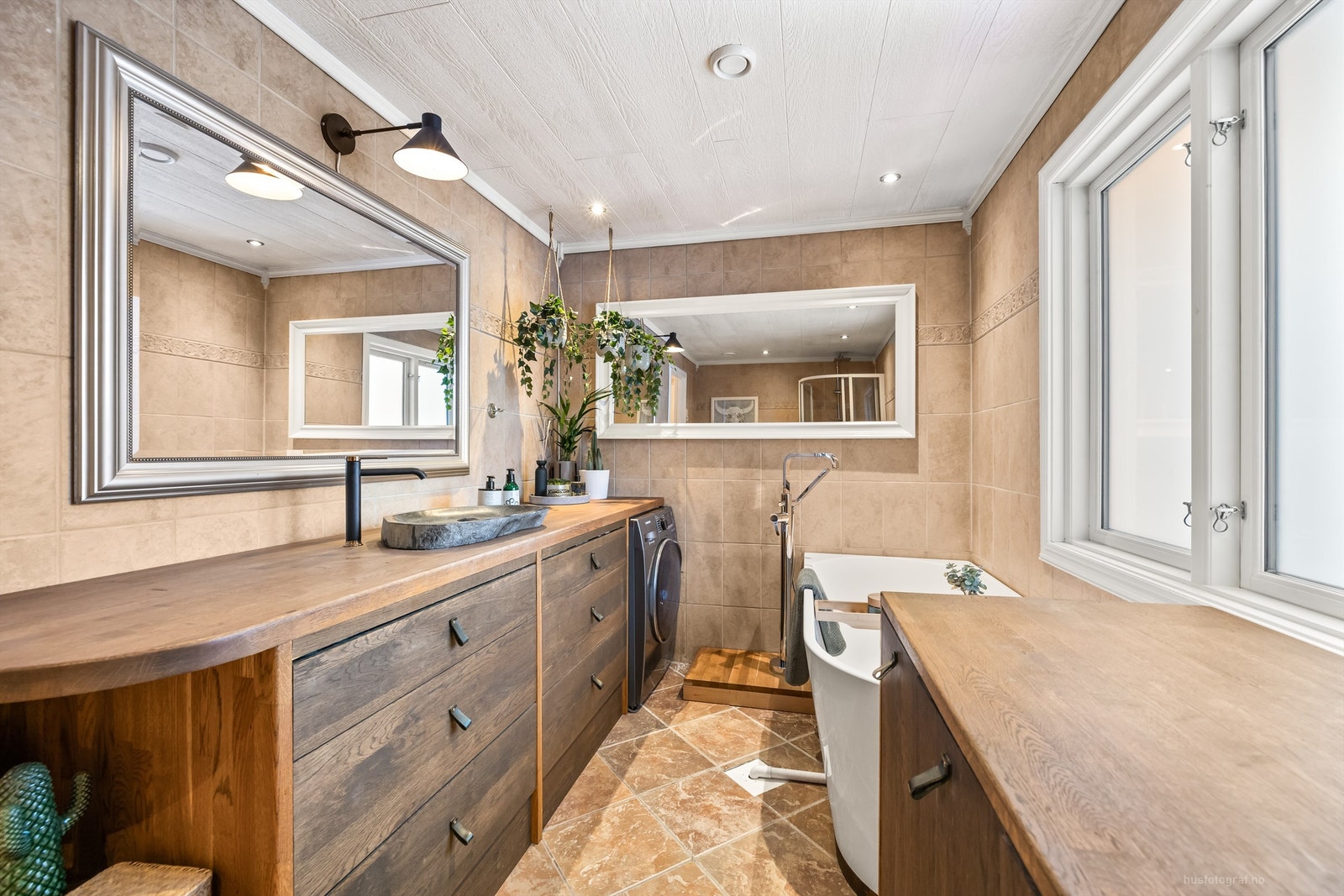 Toppmontert servant på benkeplate av tre over gulvstående servantinnredning i treutførelse (2021) Galleribilde