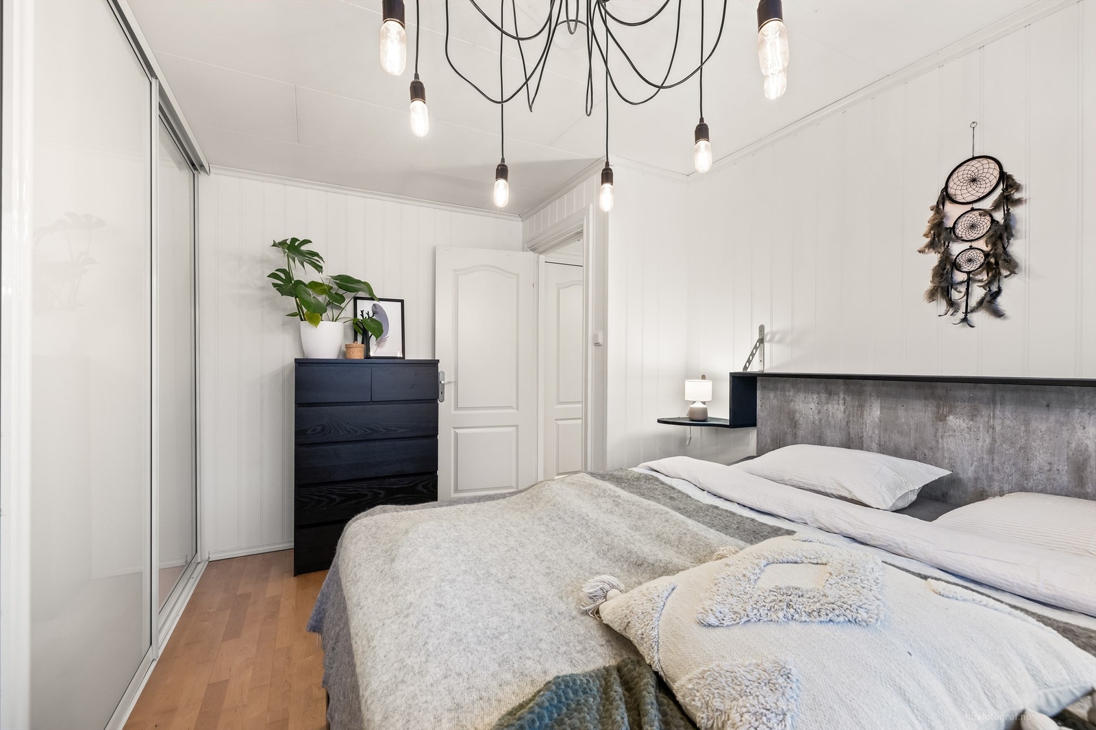 Soverom 1 med skyvedørsgarderobe Galleribilde