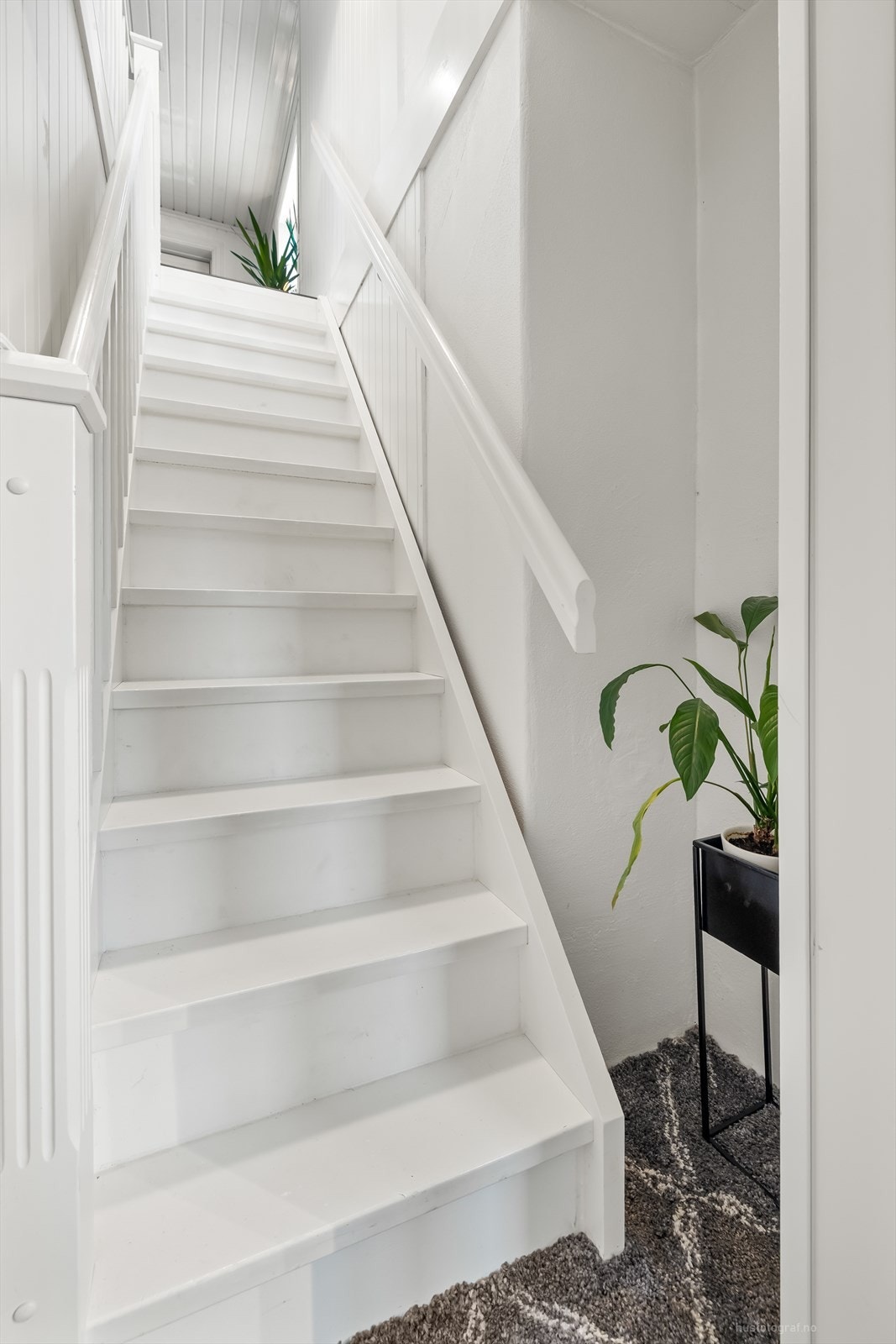 Boligens innvendige trapp er fra 2012 Galleribilde