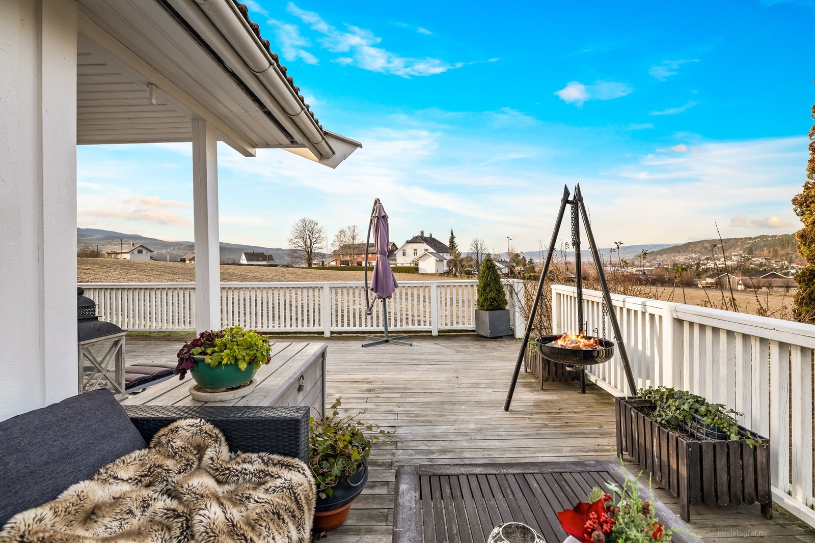 Fra stuen er det utgang til en delvis overbygget sydvendt og vestvendt terrasse på tilsammen ca. 98 kvm Galleribilde