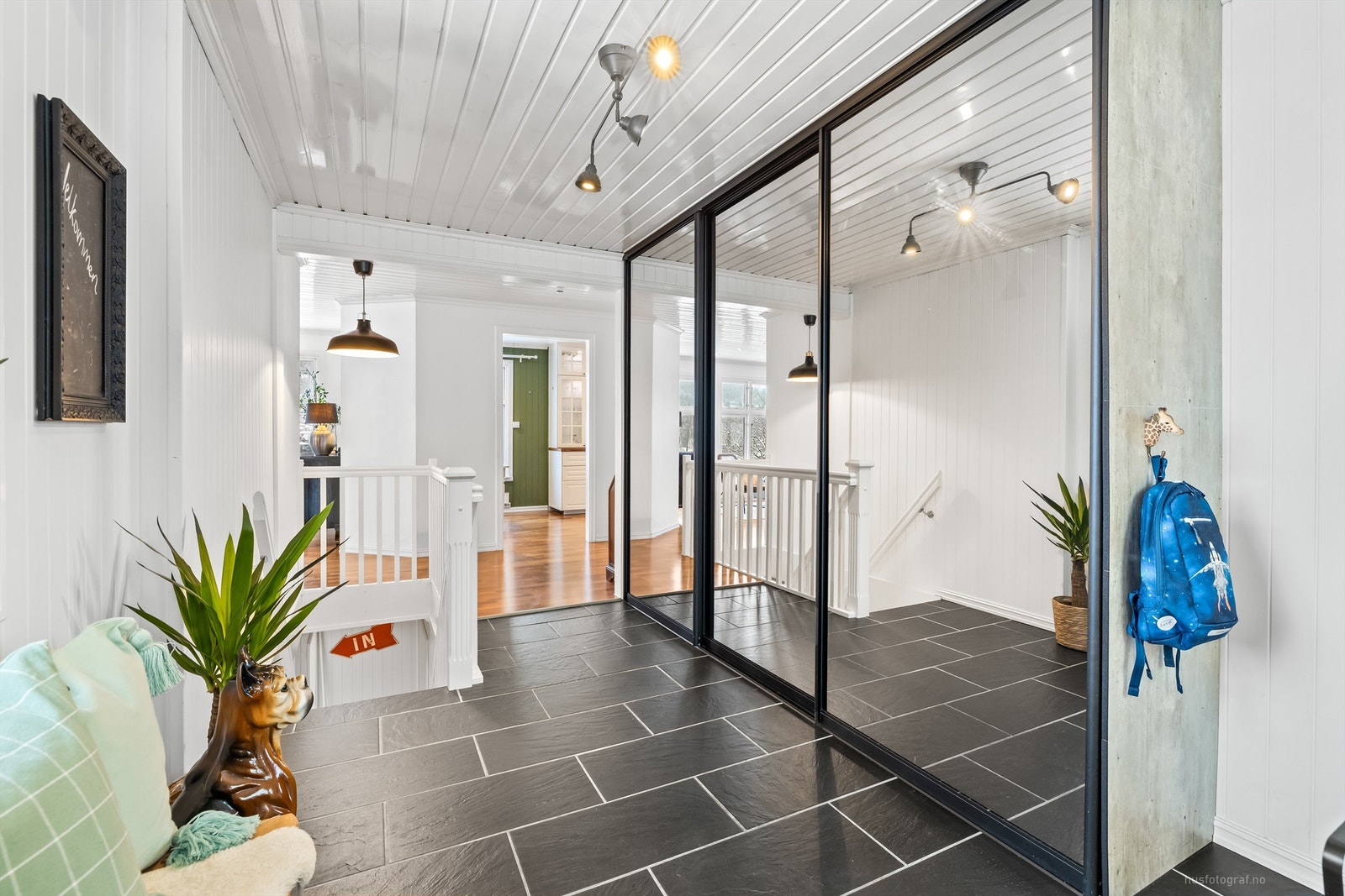 Entré med skyvedørsgarderobe som har speilfronter Galleribilde