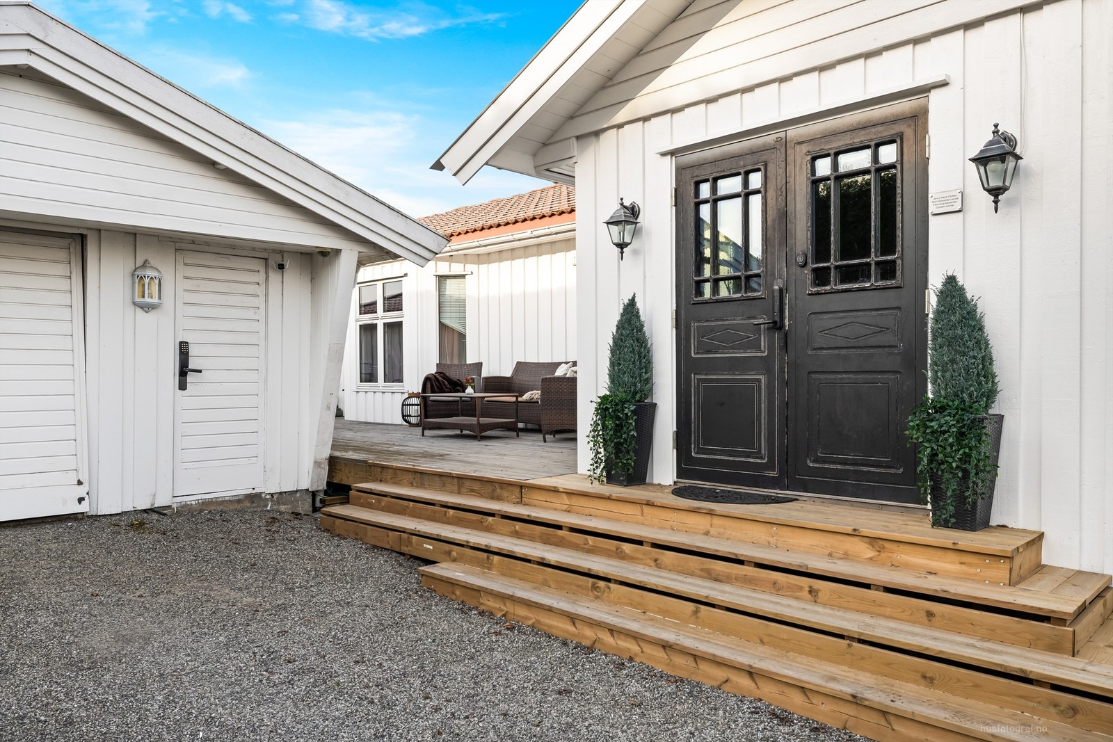 Utvendig trappeadkomst til boligens inngangsparti i 1. etasje Galleribilde