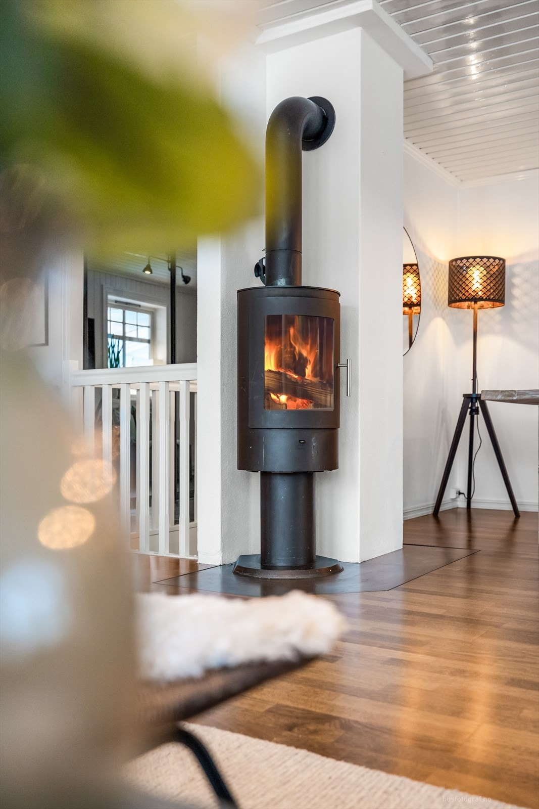 Frittstående peisovn med metallplate på gulv (nytt beslag i 2022) Galleribilde