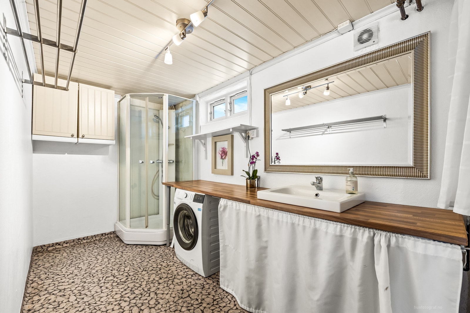 Badet/vaskerommet er av god størrelse og har en lys utførelse - Hybel Galleribilde