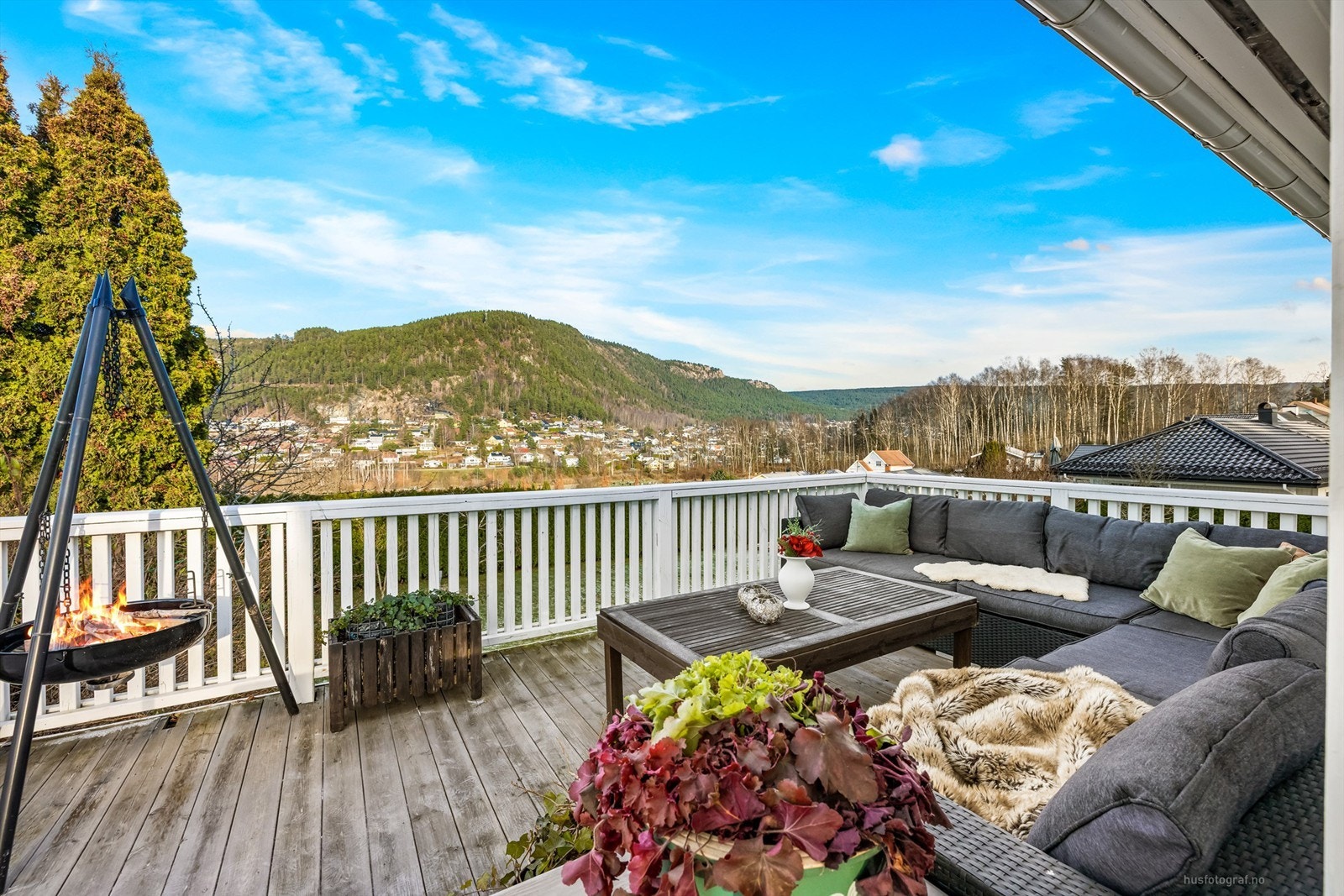 Usjenert terrasse(r) som strekker seg rundt store deler av boligen (terrassedel mot hagen i front er ikke byggemeldt) Galleribilde