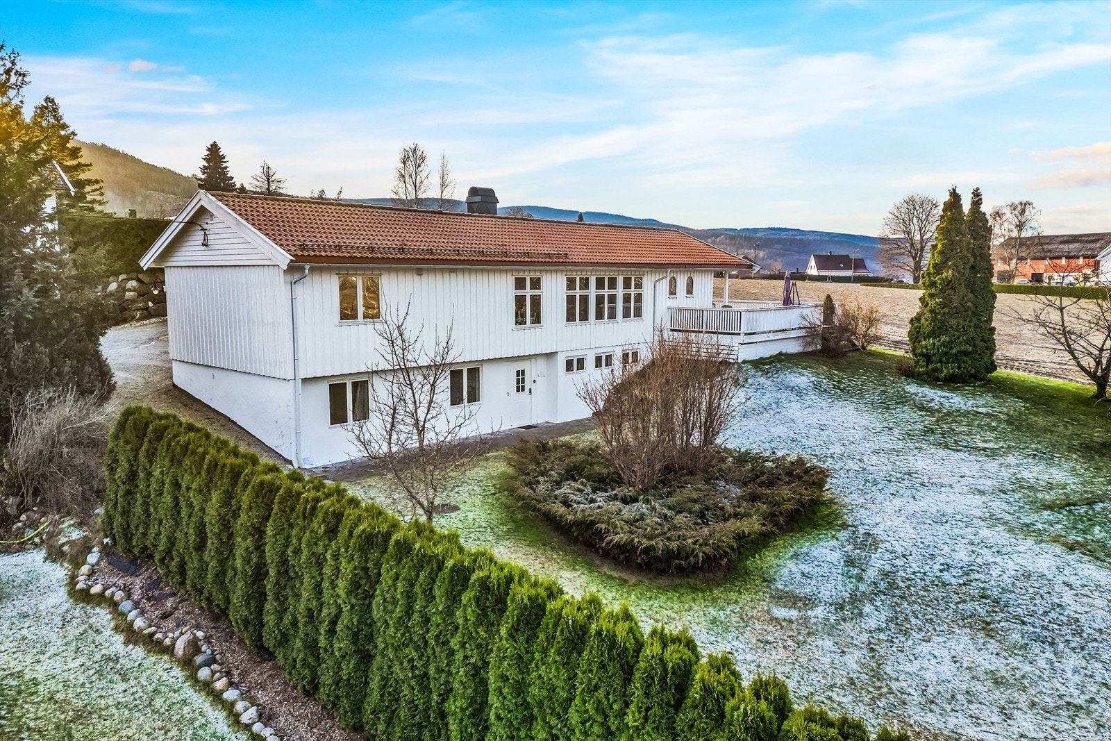 Beliggende i enden av en privat blindvei som medfører ingen gjennomgangstrafikk og generelt lite trafikk Galleribilde