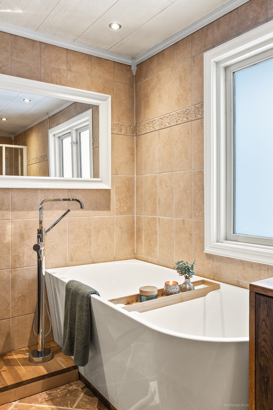 Frittstående badekar med gulvstående kararmatur (2021) Galleribilde