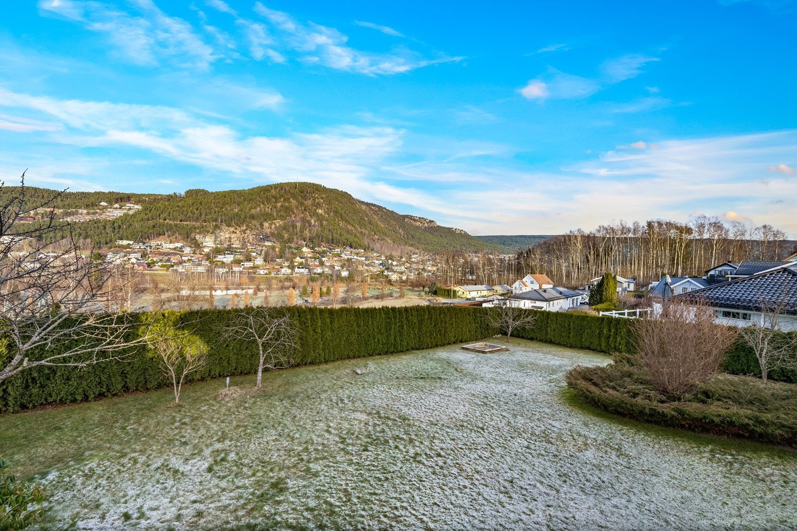 Romslig hage som er pent opparbeidet og usjenert Galleribilde