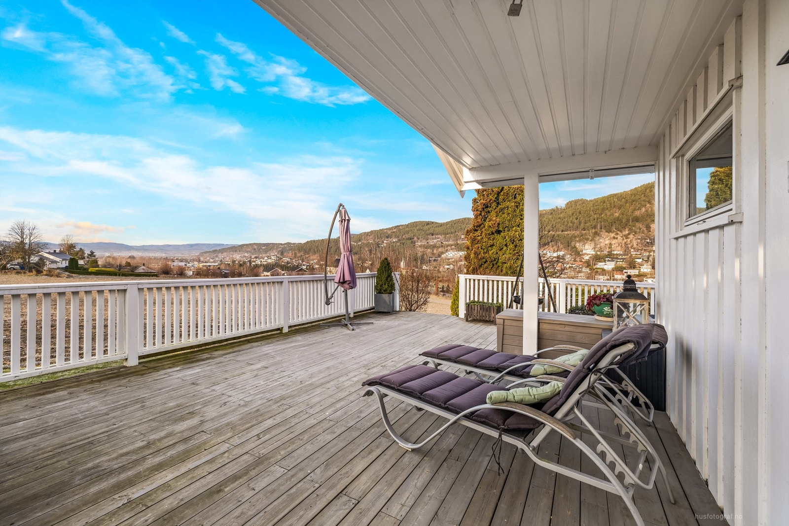 Videre er det trappeadkomst til hageområde som har god boltreplass Galleribilde