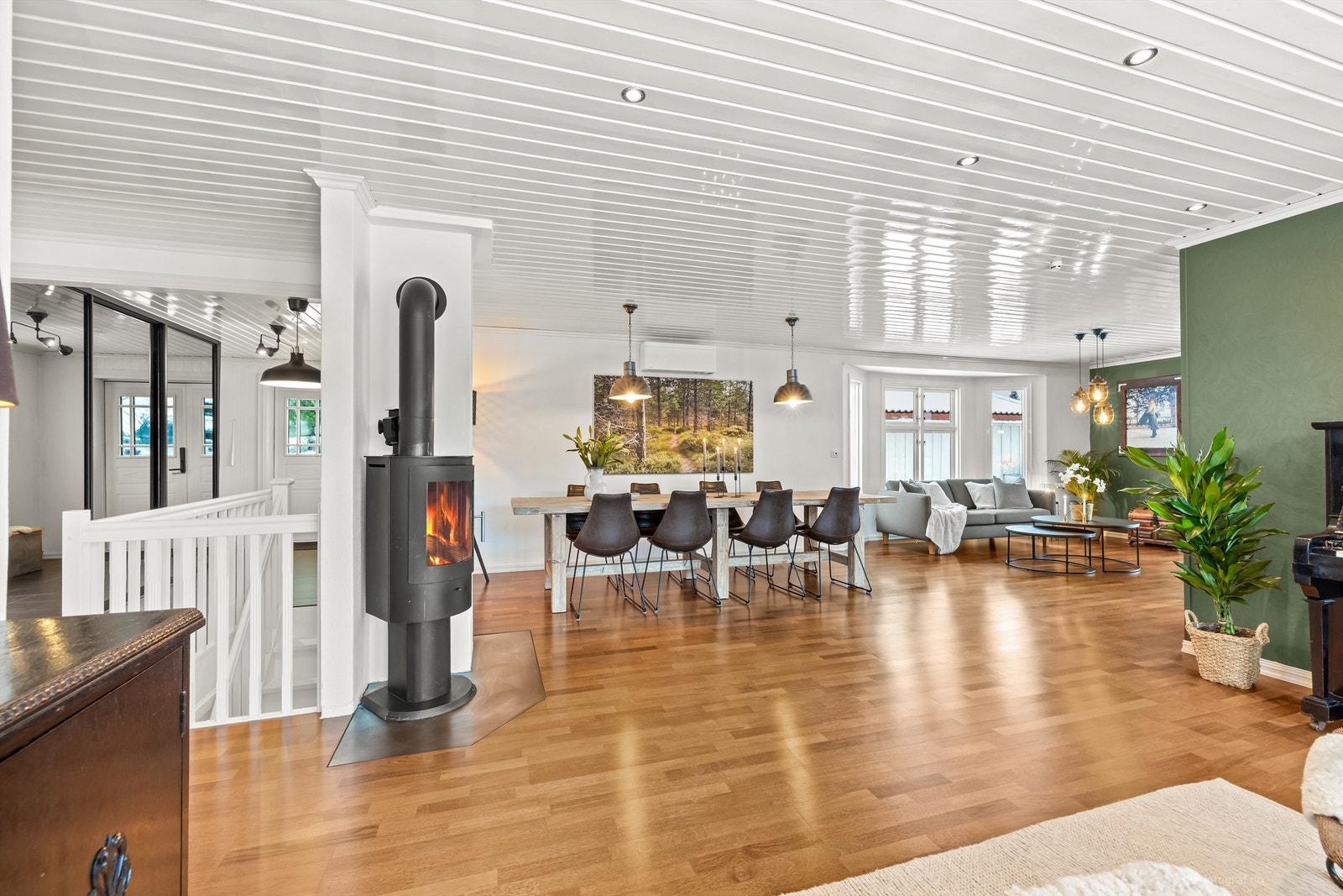 Innvendige overflater i 1. etasje: Fliser, laminat og 3-stavs parkett på gulv. Panelplater og malt tapet/strietapet på vegger. Takplater og panel i himling. Galleribilde