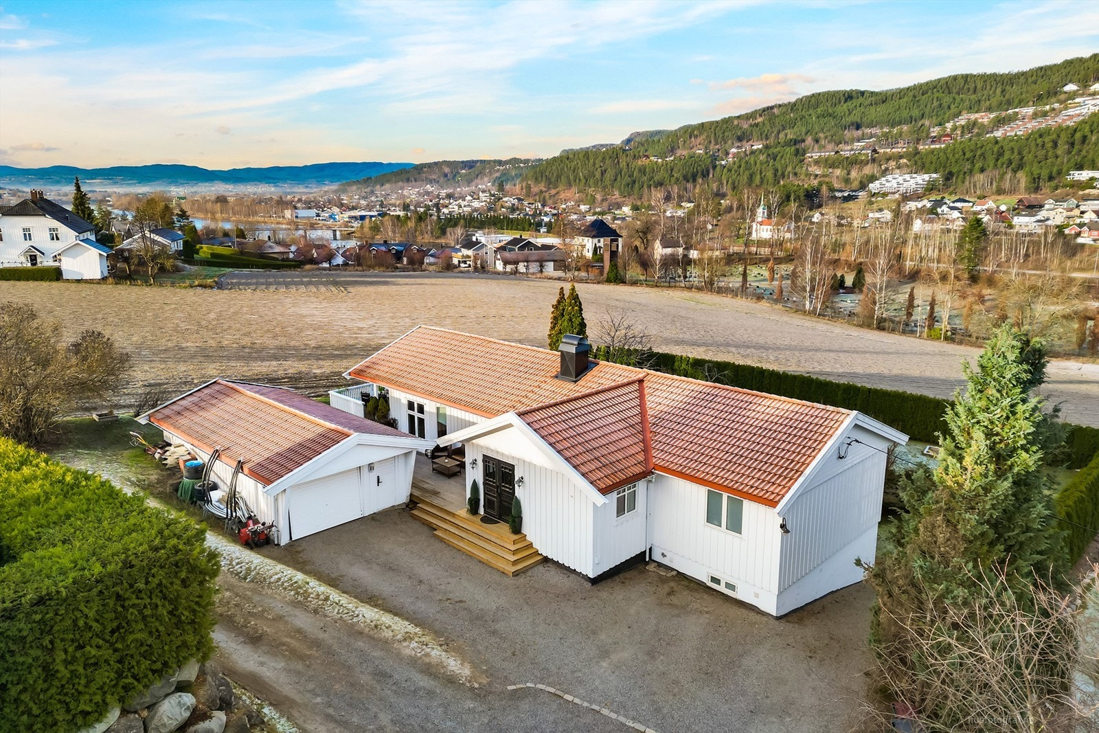 Kort gangavstand til bussholdeplass langs Drammensveien (Ryghkollen) til Drammen og Mjøndalen Galleribilde