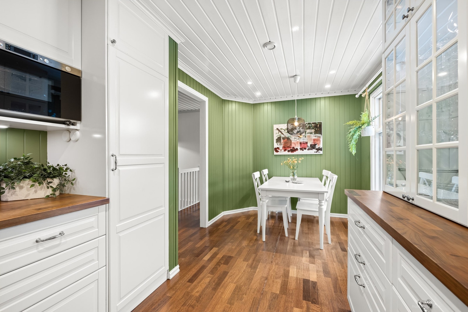 Godt med skap- og skuffplass i innredningen Galleribilde