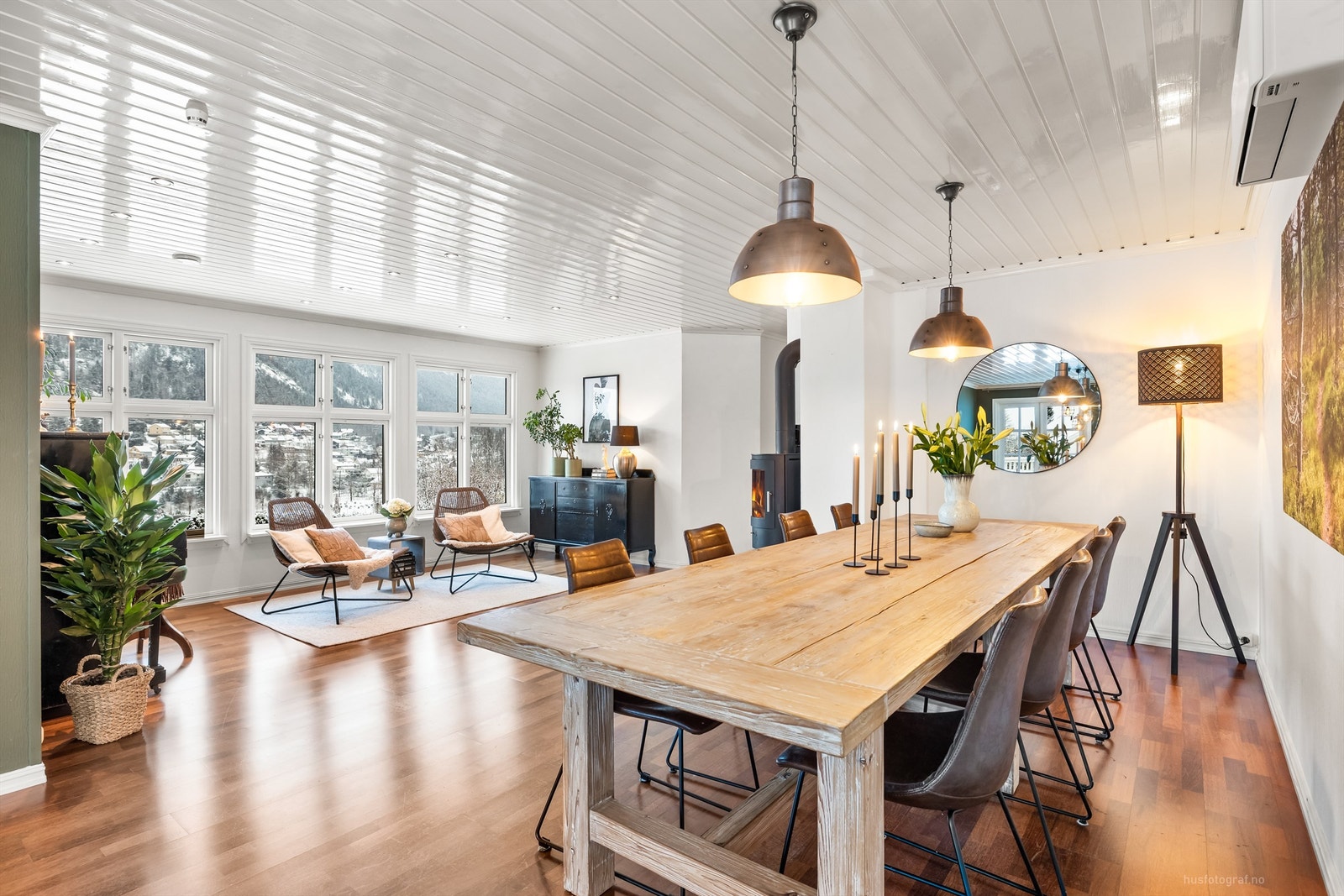 Godt med store vindusflater som gir mye naturlig lysinnslipp og utsikt Galleribilde