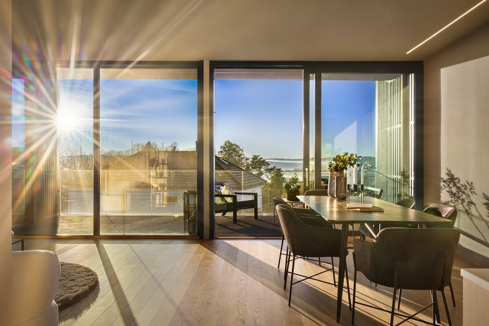 De store vindusflatene gir rommene rikelig med lysinnslipp. Galleribilde