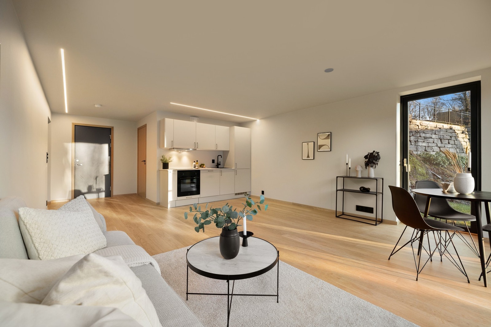 Stort og luftig oppholdsrom - kan også egne seg godt som ungdomsavdeling, gjesteavdeling og hjemmekontor. Galleribilde