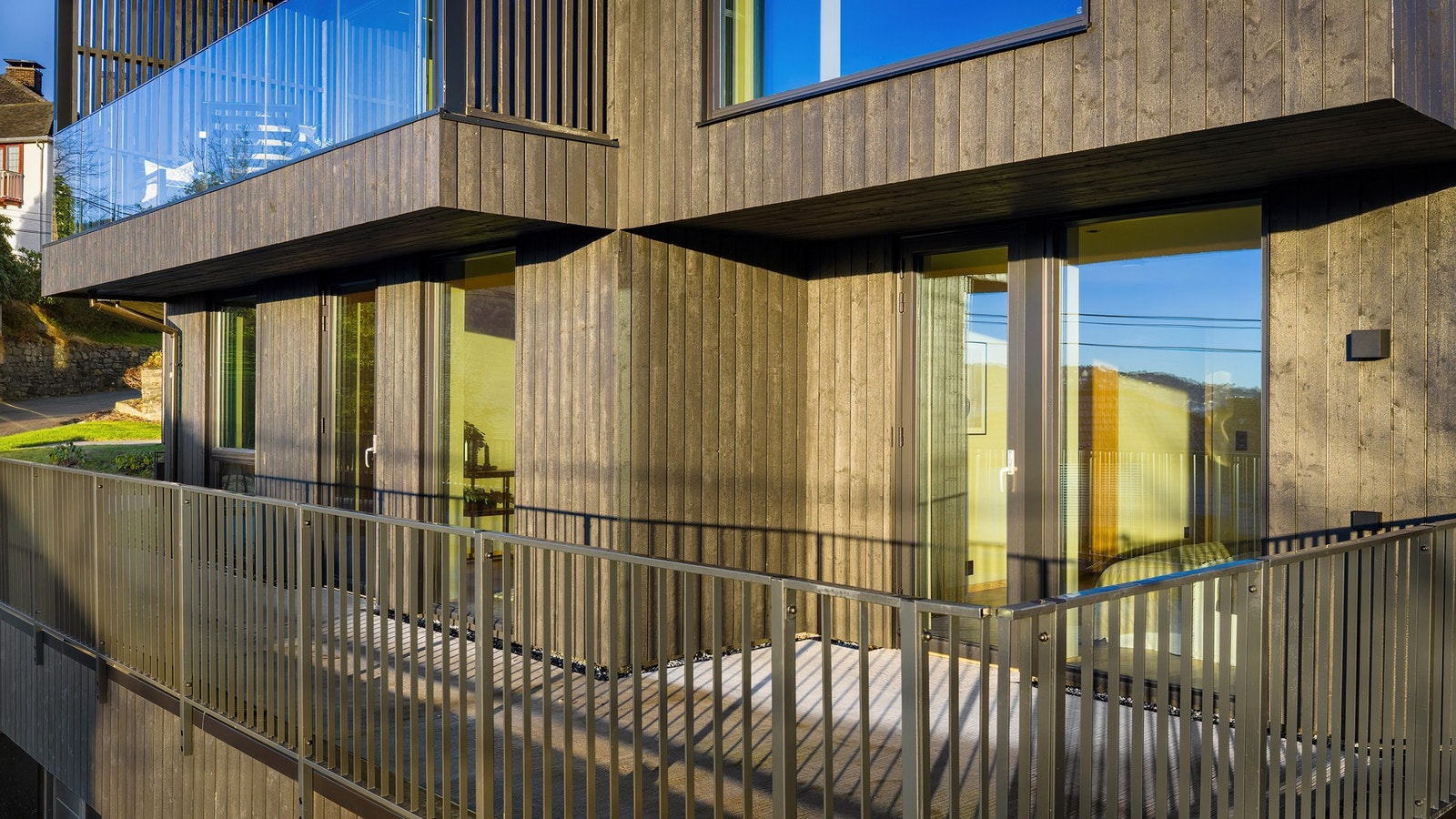 Fra soverom i 1.etasje er det utgang til en terrasse på ca 13 m². Galleribilde