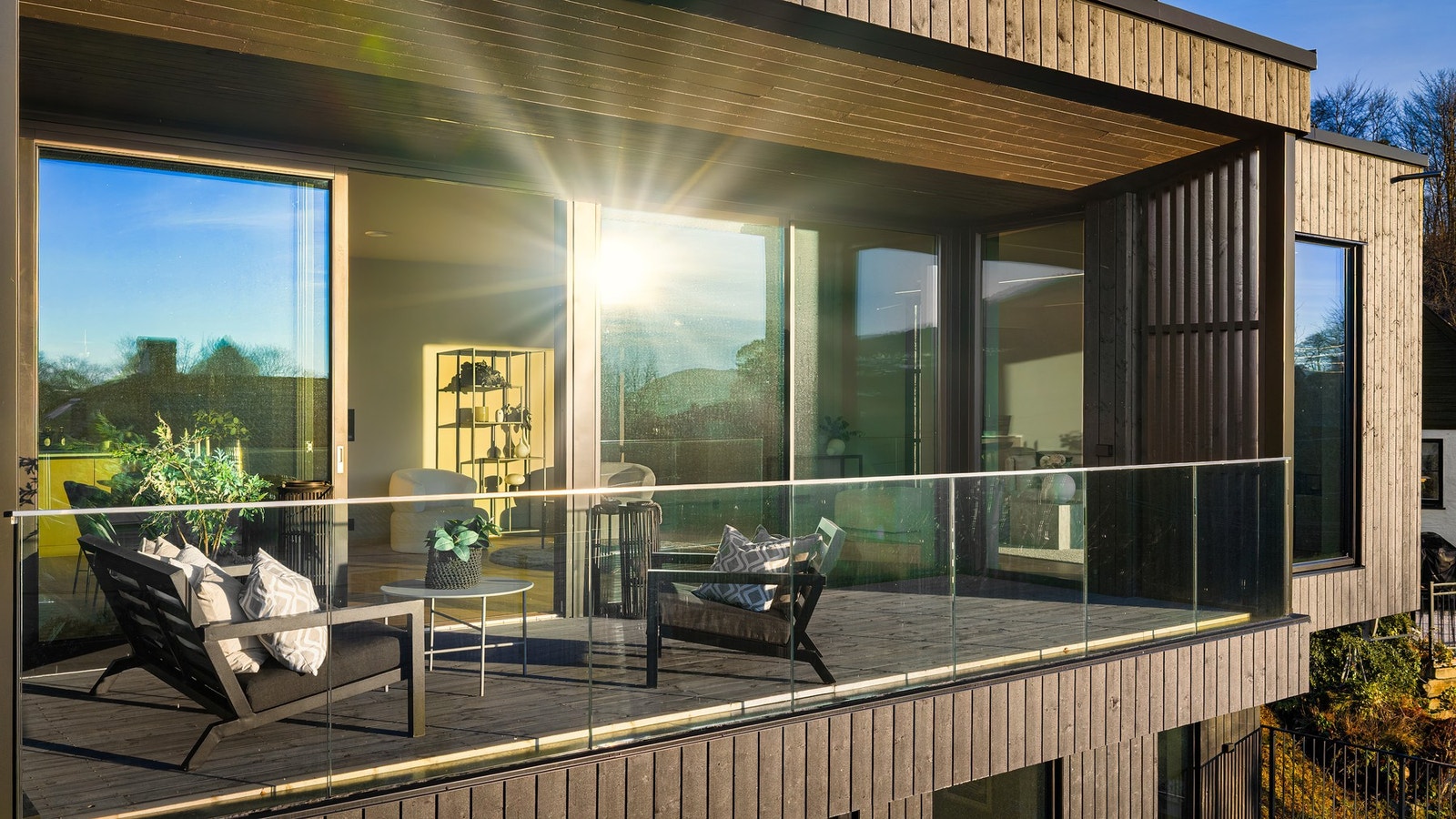 Fra stuen i 2.etasje er det utgang til terrasse på ca 17 m² med tett overbygg. Galleribilde