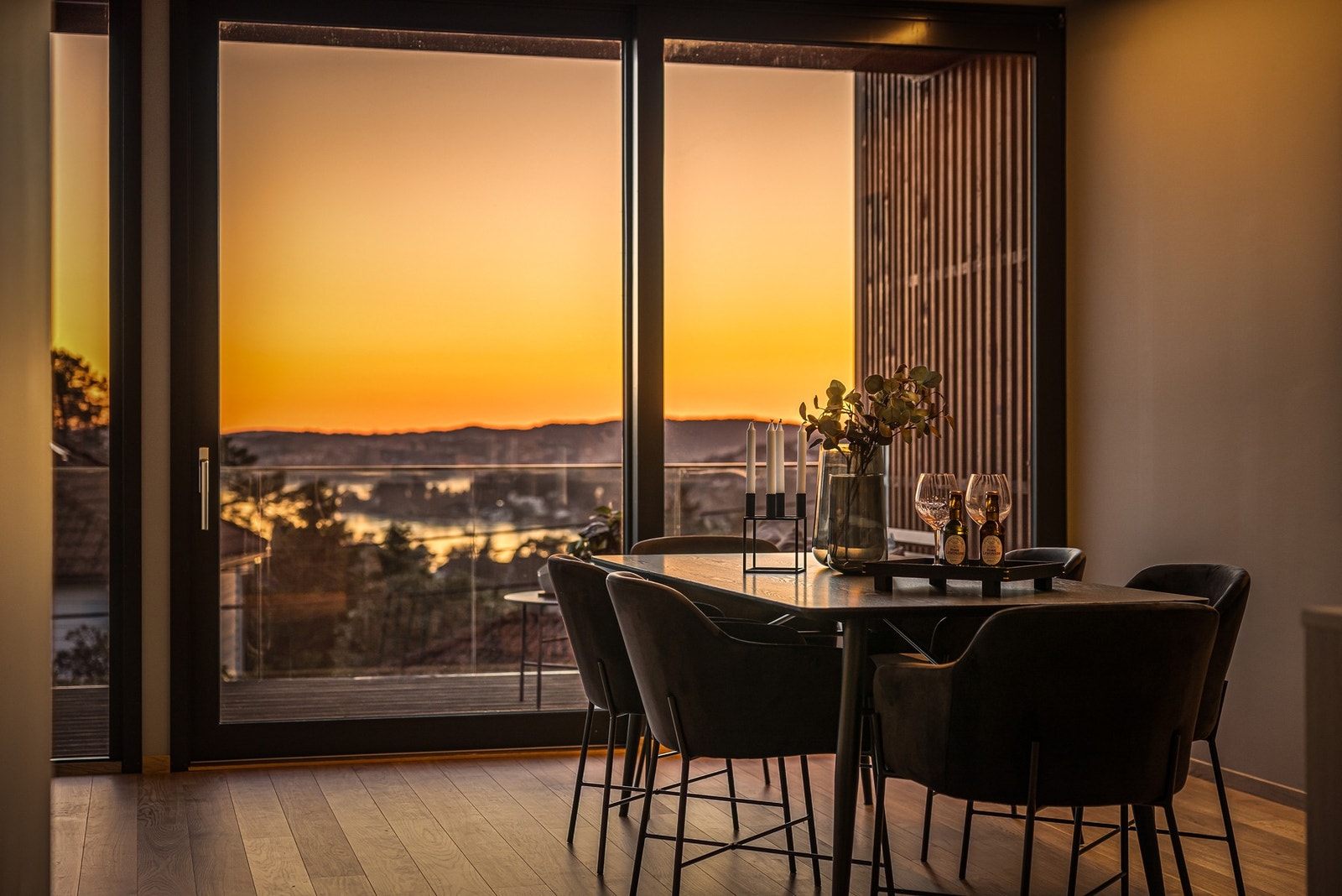 Fra stuen i 2. etasje er det stor skyvedør ut til den solrike og usjenerte terrassen. Galleribilde