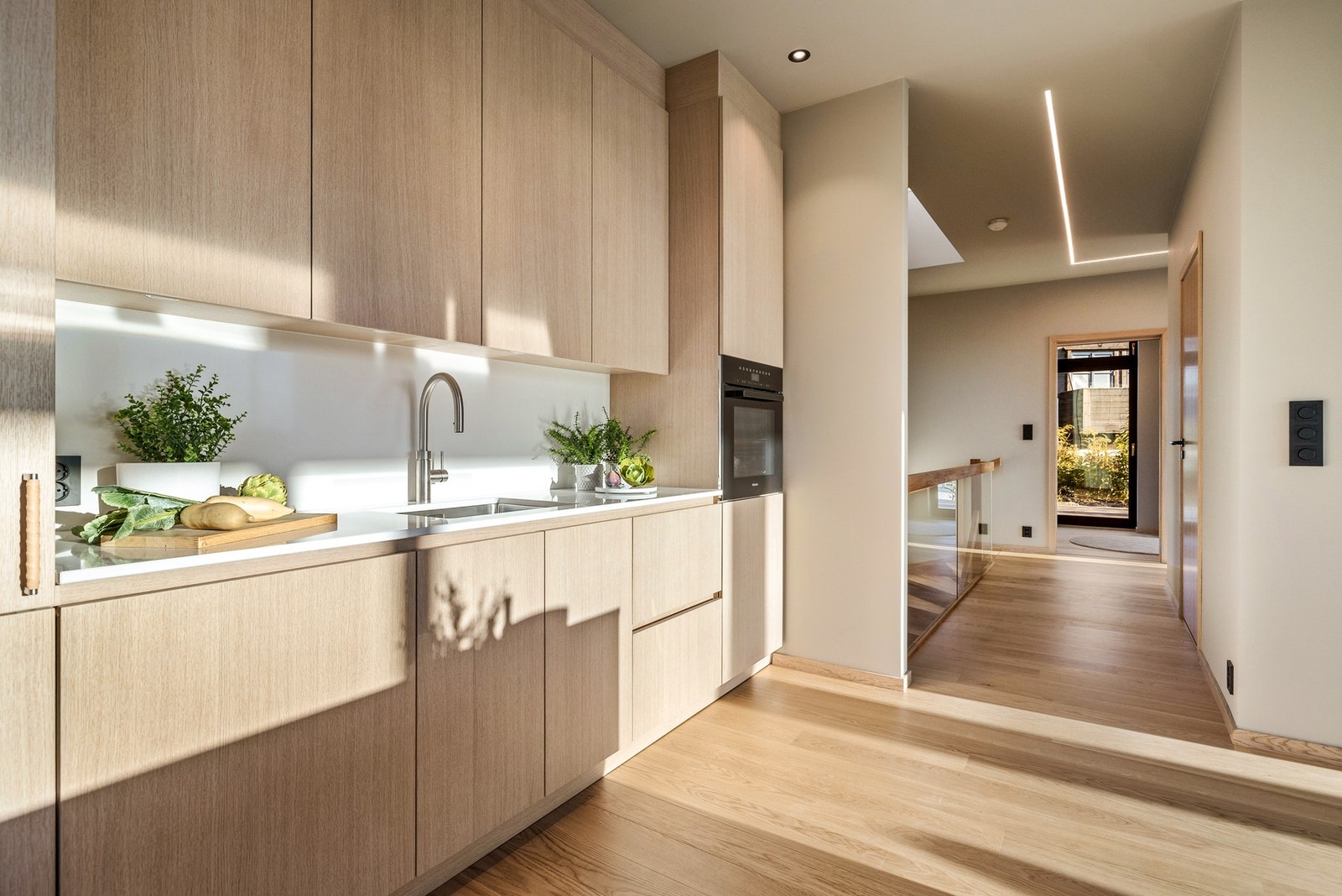 I bakre delen av etasjen med stue og kjøkken finner du pent baderom, soverom og gang med trappesats. Galleribilde