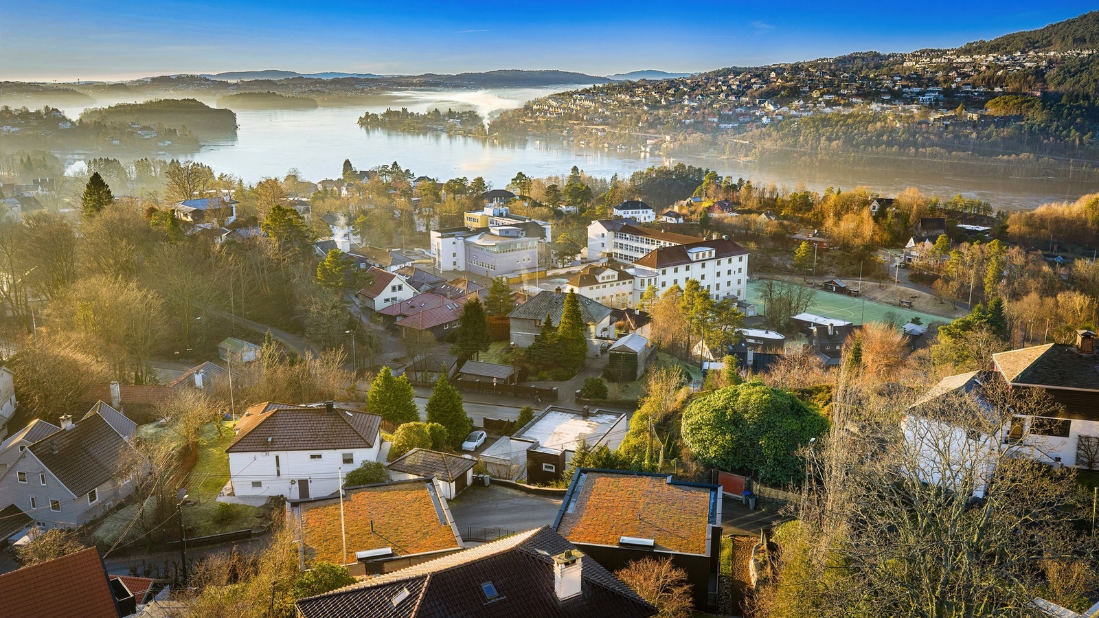 Eiendommen har gode solforhold og en nydelig beliggenhet med utsikt mot Nordåsvannet, Bønes og Løvstakken. Galleribilde