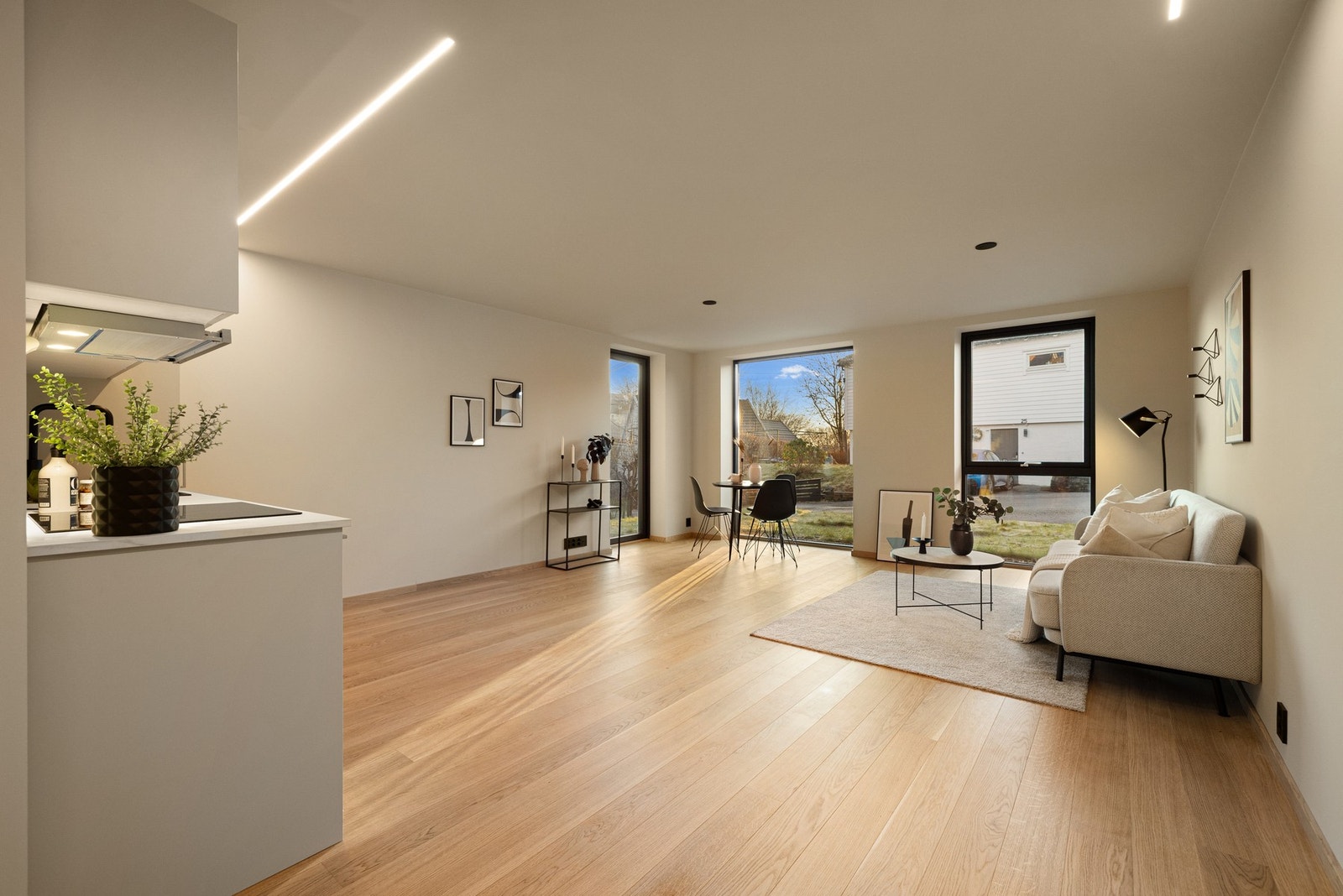 I husets underetasje er det stue/kjøkken på 32 m². Det er betongskille mellom underetasjen og 1. etasje. Galleribilde