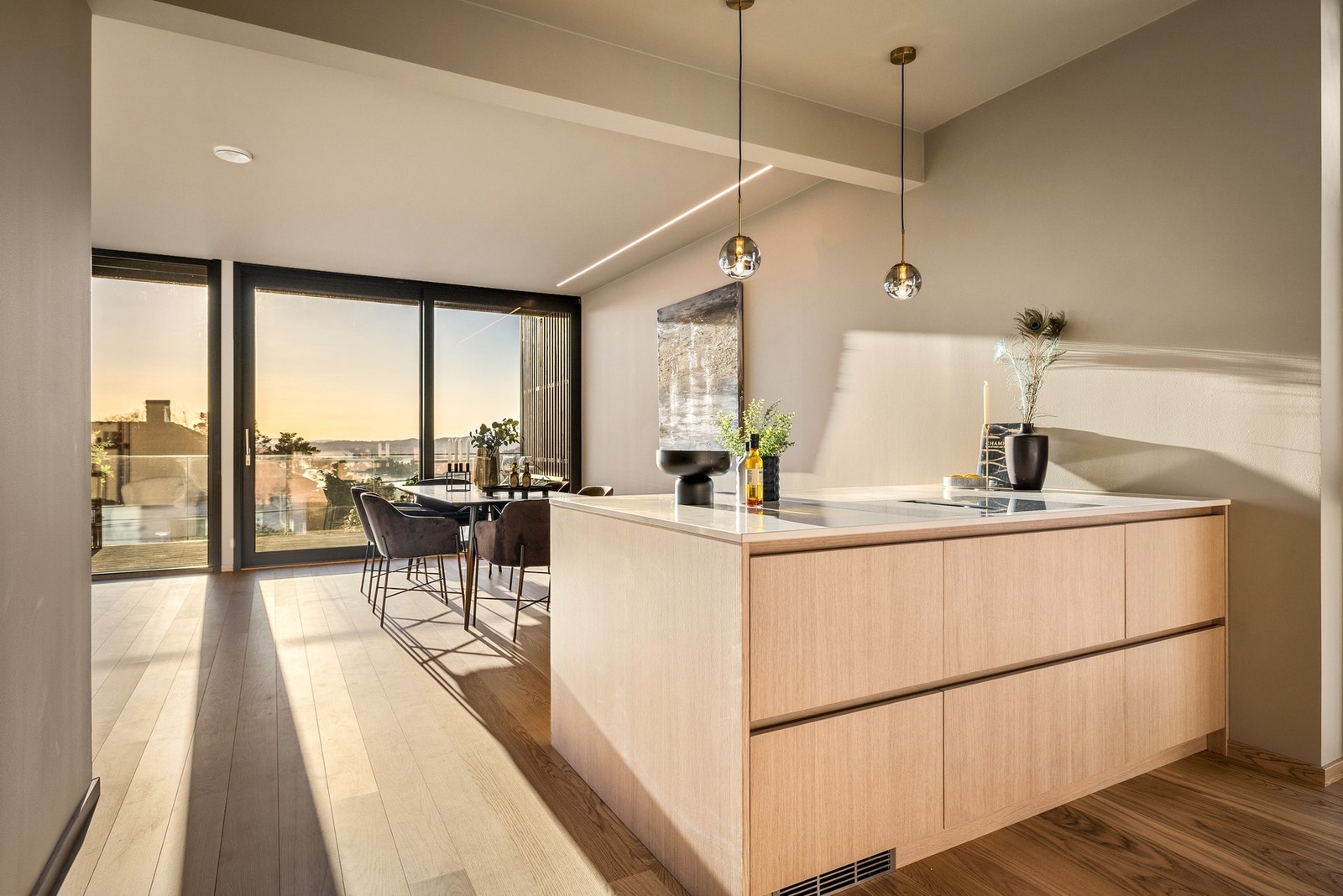 Overgangen mellom kjøkken og spisestue gir gode lysforhold til kjøkkenet. Galleribilde