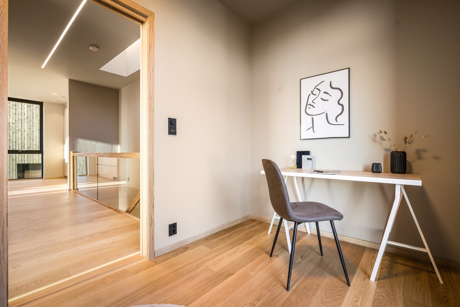 Vegger er malt i varme og tidsriktige farger. Innvendige vinduskarmer og el. punkt er i sort utførelse. Galleribilde