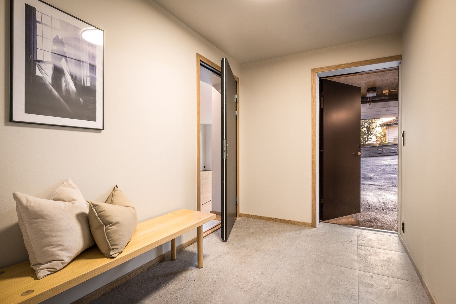 Her kommer du tørskodd fra bil til husets underetasje - Her er det også rikelig med garderobeplass. Galleribilde