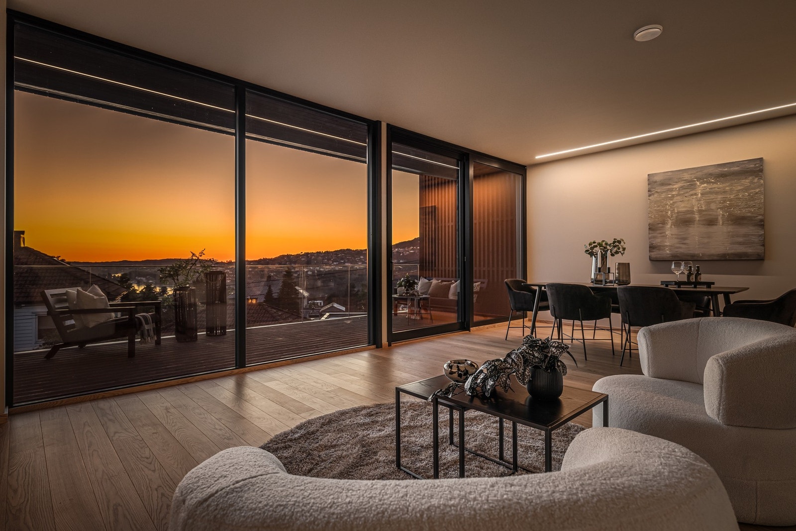 Vindusflatene og takhøyde på 2.67 meter gir en optimal romfølelse. Galleribilde