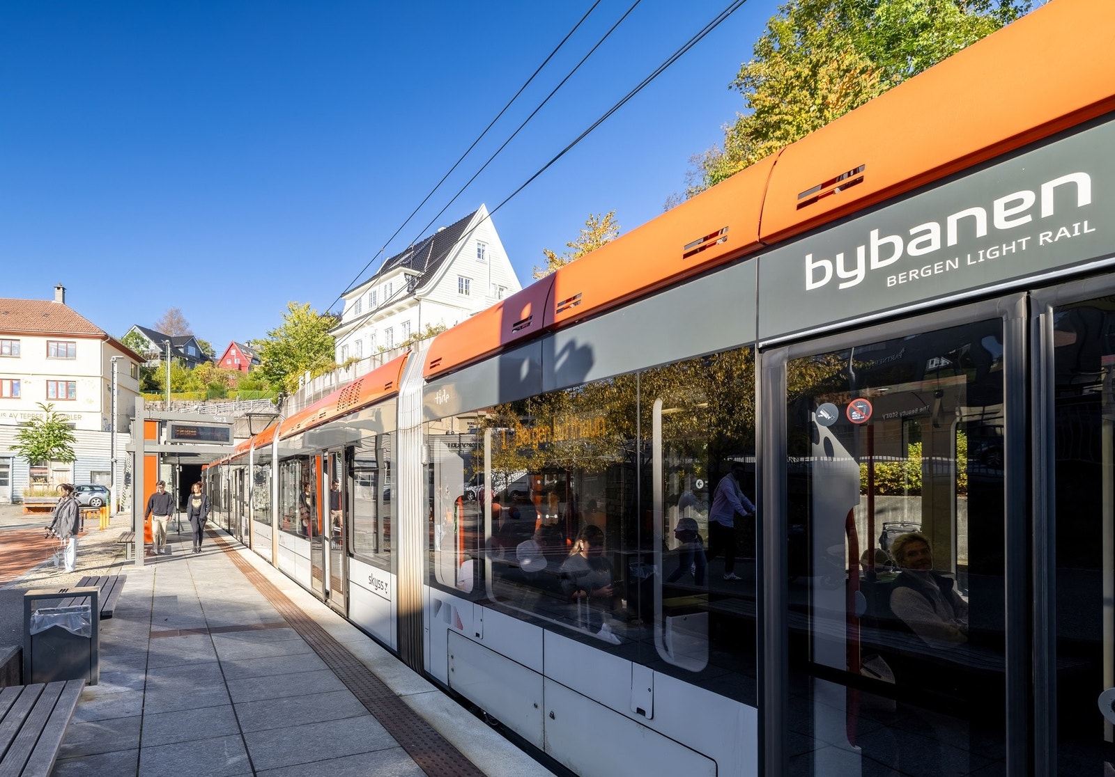 Fra boligen er det bare få minutter å gå til buss og bybanestopp, noe som gjør hverdagen mer effektiv. Galleribilde