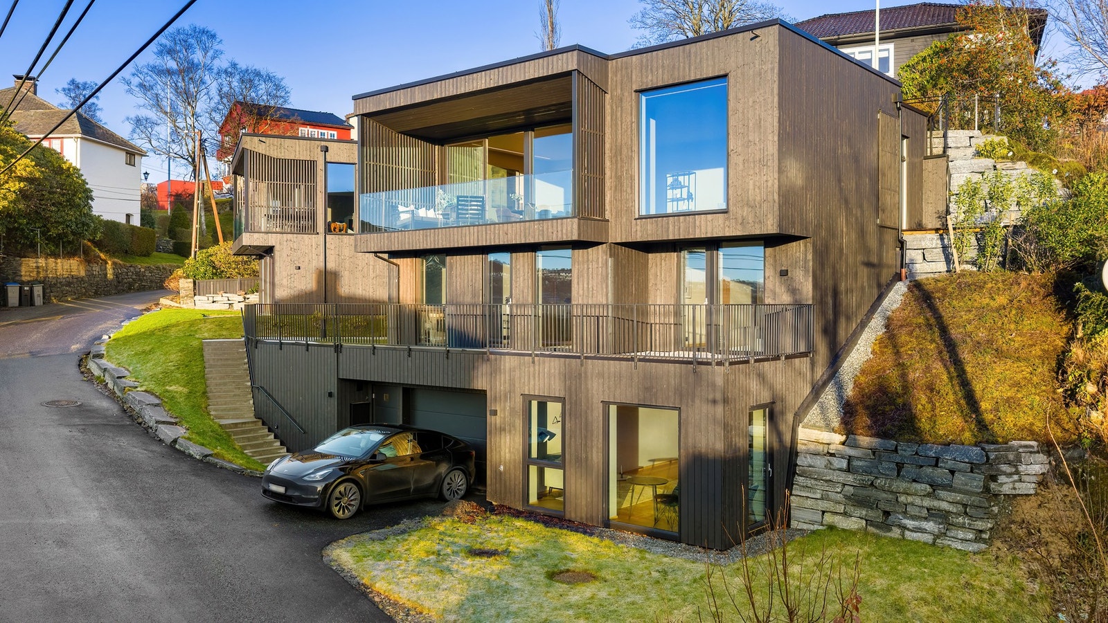 EKSKLUSIV, ARKITEKTTEGNET ENEBOLIG MED FØRSTEKLASSES KVALITETER OG PANORAMAUTSIKT Galleribilde