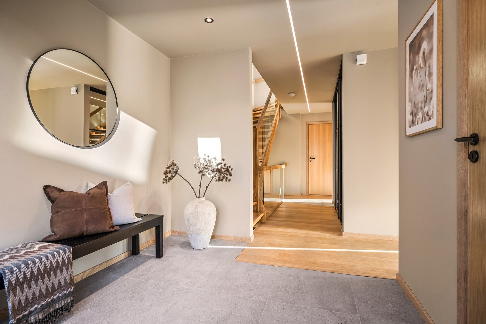 Elegante innerdører i lakkert eik av type Swedoor Stable Nature med skjulte hengsler og magnetlåser, Galleribilde