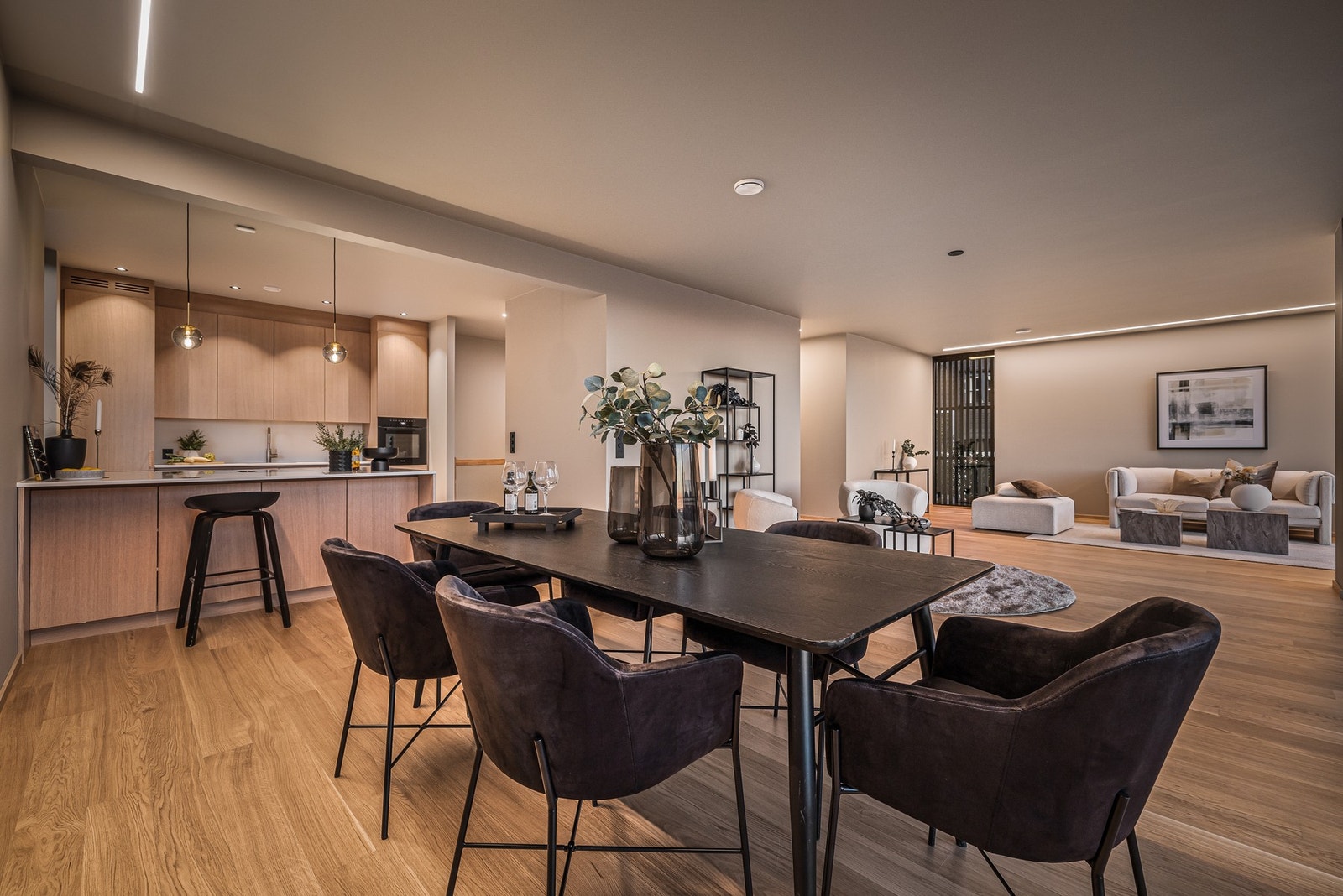 Huset har gjennomtenkte løsninger og fin overgang mellom rommene. Galleribilde