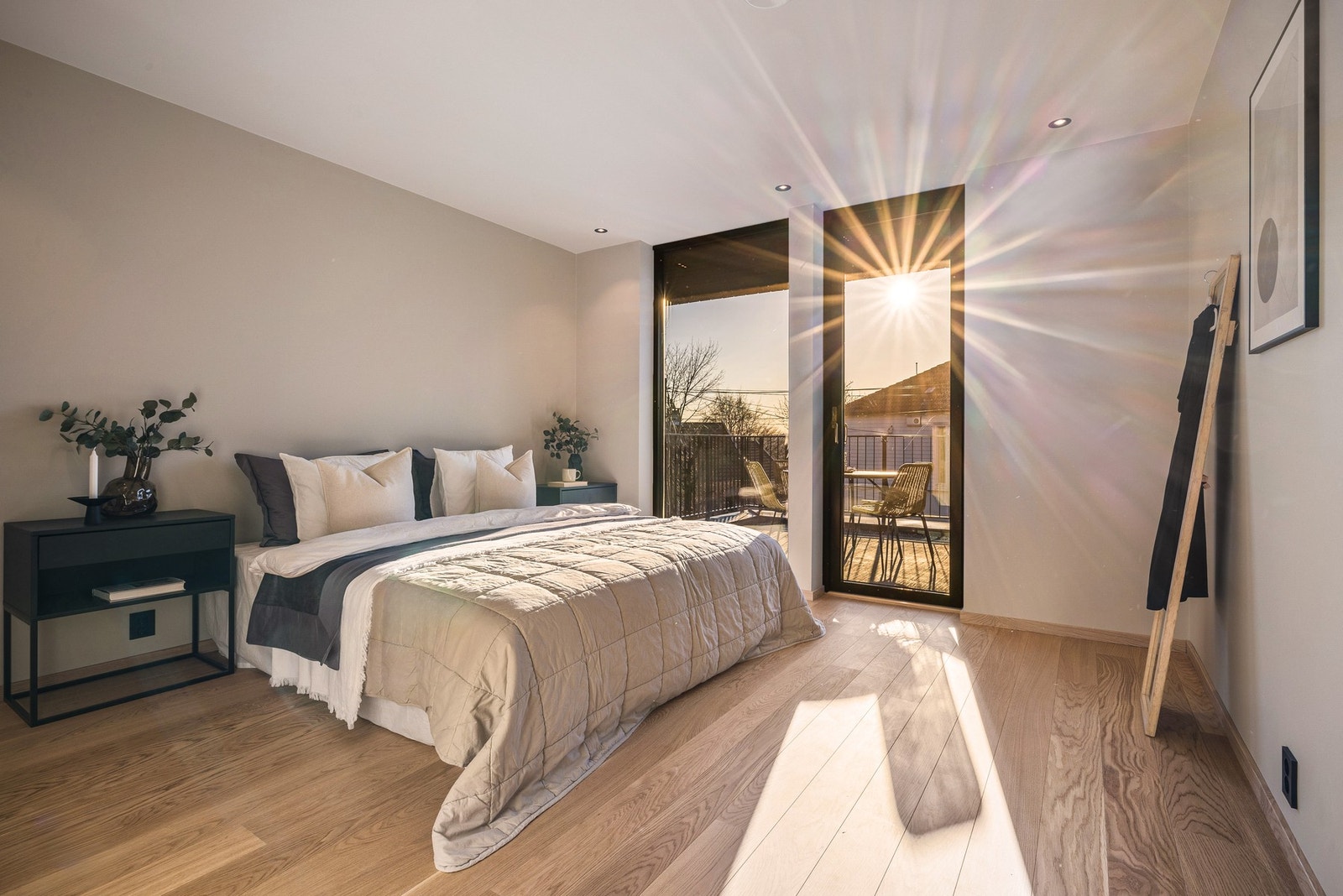 Huset har Master Bedroom som er beliggende i 1. etasje med utgang til terrasse. Galleribilde