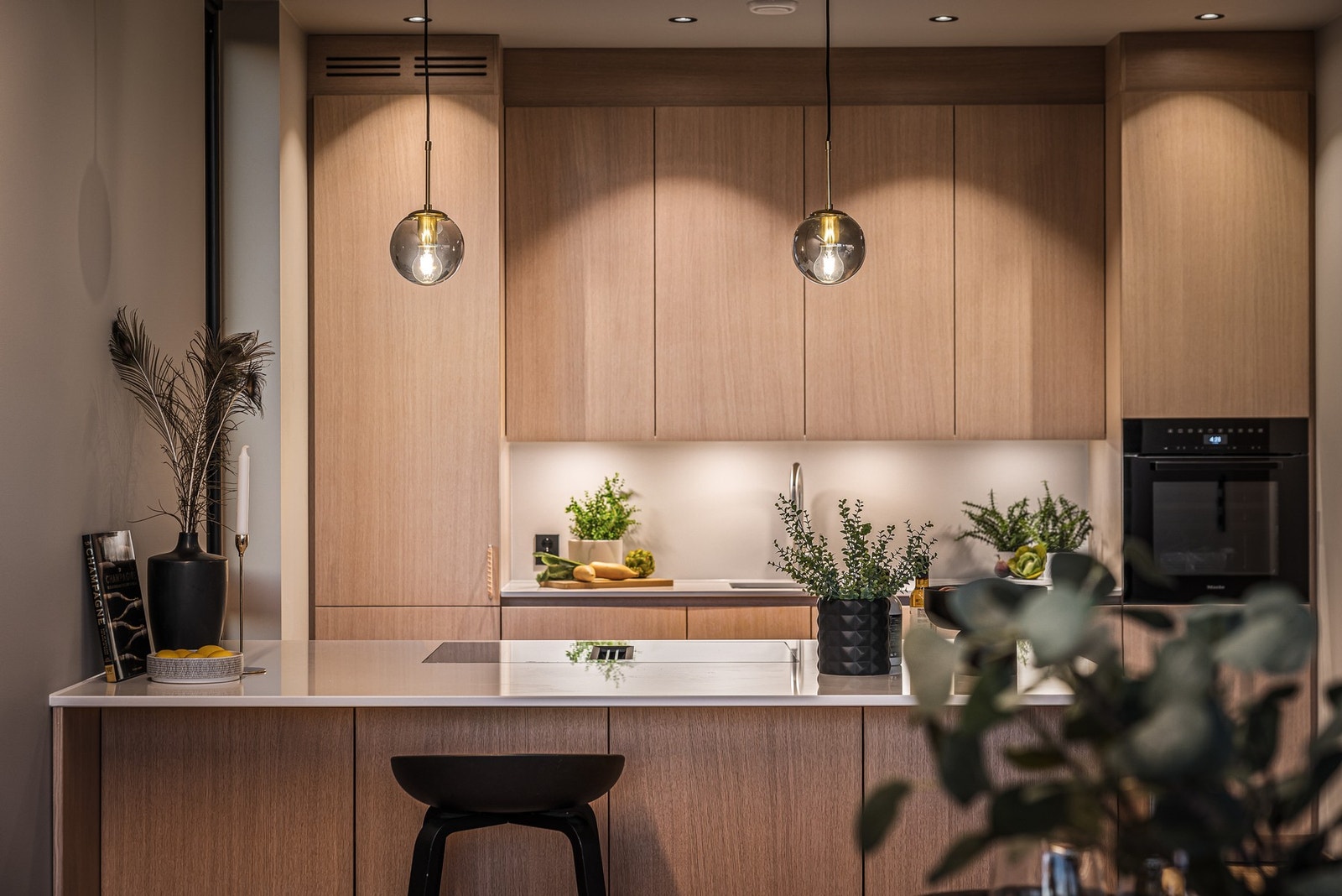 Integrert hvitevarer fra Miele - Platetopp m/induksjon og avtrekksvifte -Stekeovn-Kjøleskap -Oppvaskmaskin Galleribilde