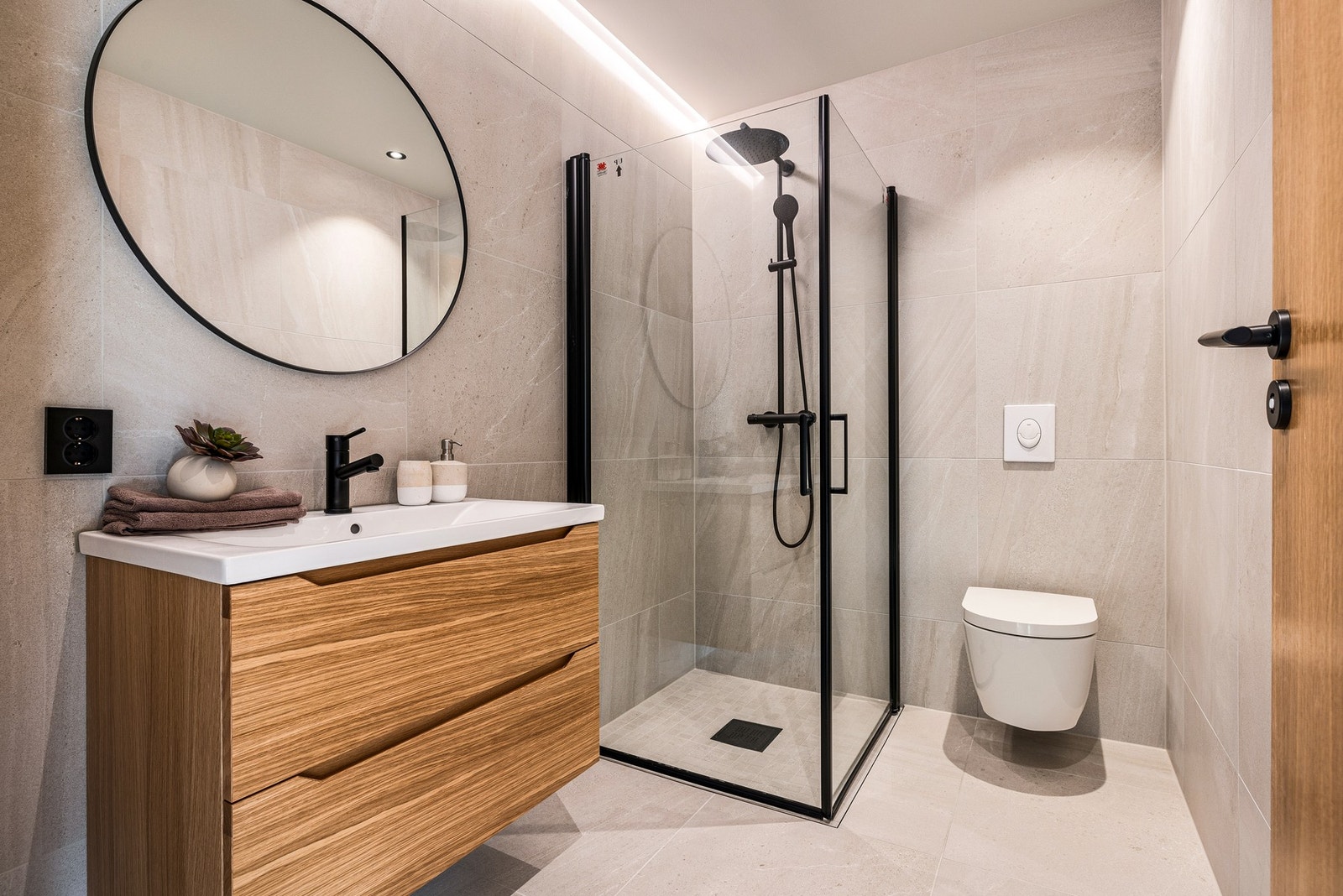 Bildet viser det andre badet i 1. etasje som er på 4,1 m². Huset, inkl. baderommene, har utstrakt bruk av belysning fra LED lister. Galleribilde